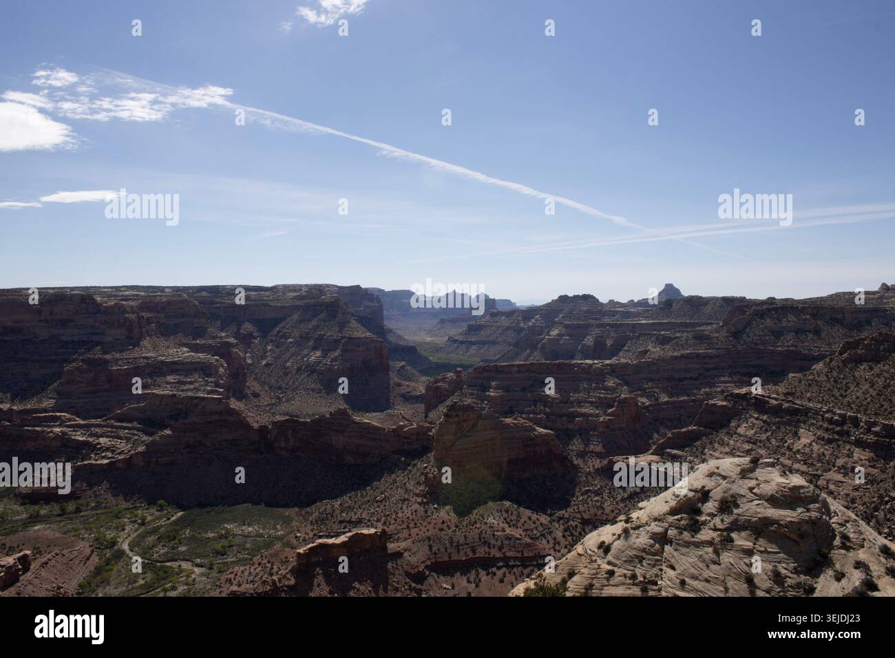 Weitläufiges Panorama des Canyons unter sich kreuzenden Wolken Stockfoto