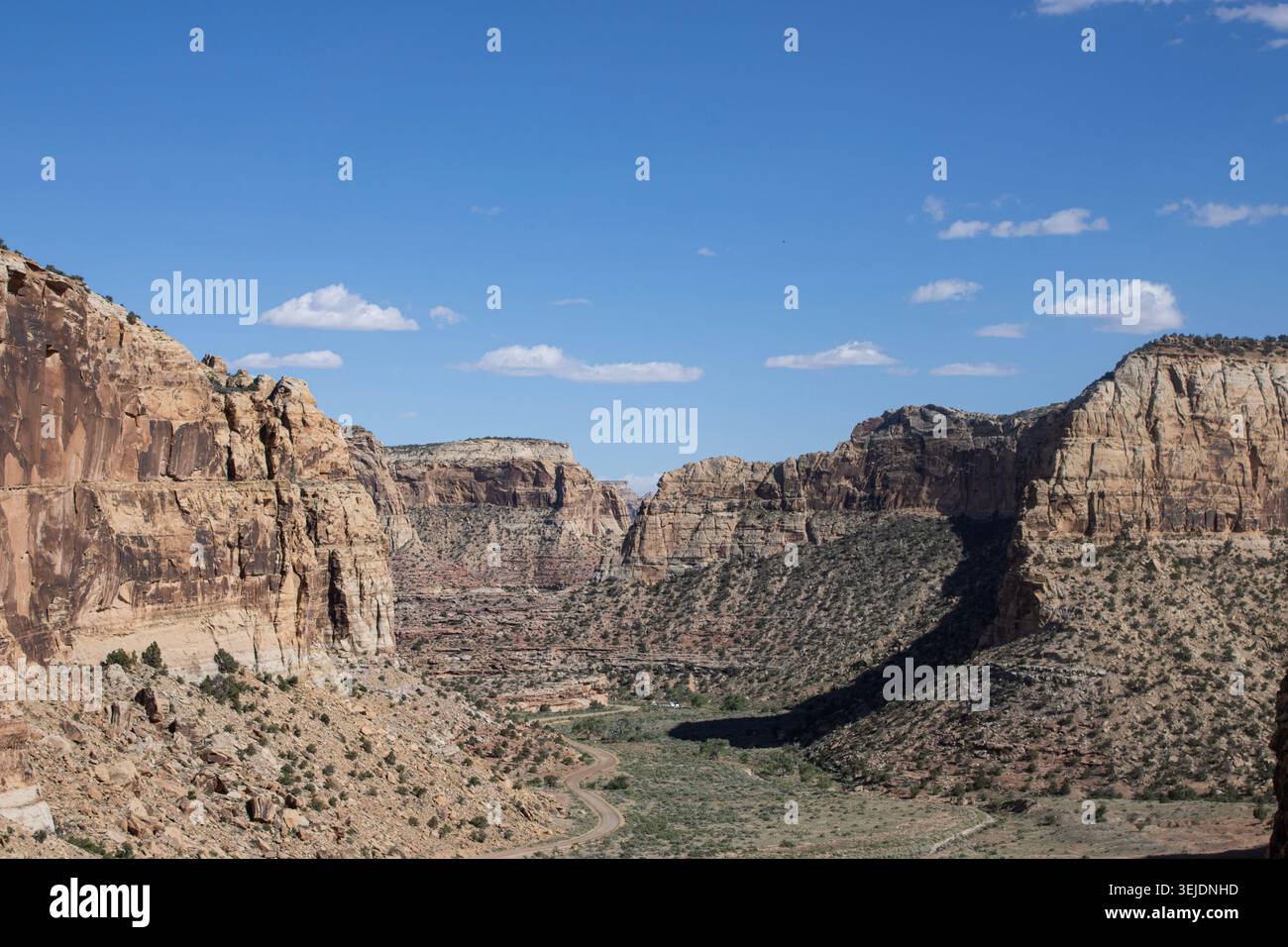 Malerische Landschaft Des Desert Canyon Mit Winding Road Stockfoto