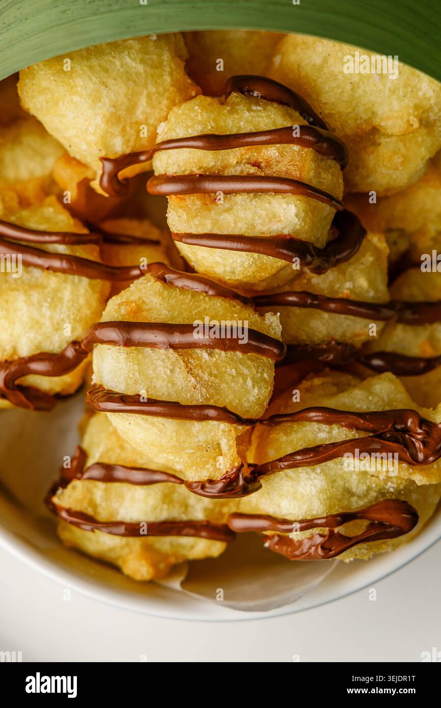 Bananentempura mit Schokoladensauce, Makrotextur Stockfoto
