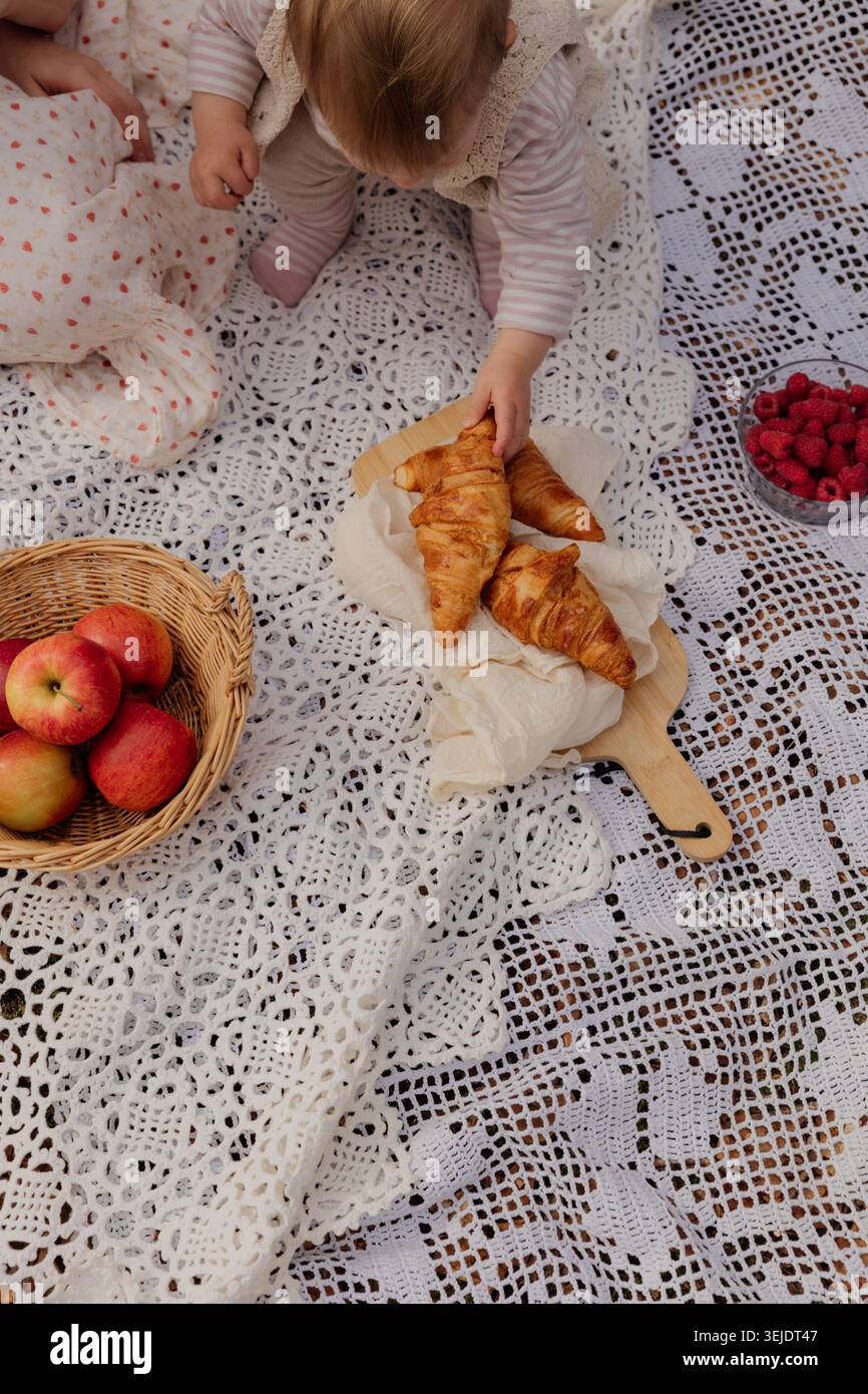 Ein entspanntes Familienpicknick im Wald an einem sonnigen Tag Stockfoto