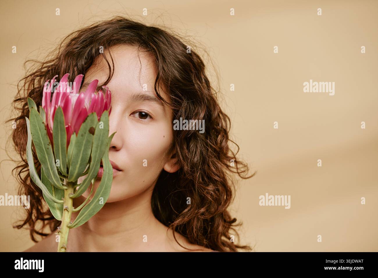 Porträt einer asiatischen erwachsenen Frau, die mit Bloom für Clean Beauty posiert Stockfoto