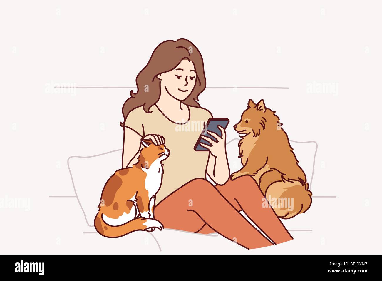 Die Frau, die Hunde und Katzen besitzt, sitzt auf der Couch und spielt am Telefon und genießt es, Zeit mit Haustieren zu verbringen Stockfoto