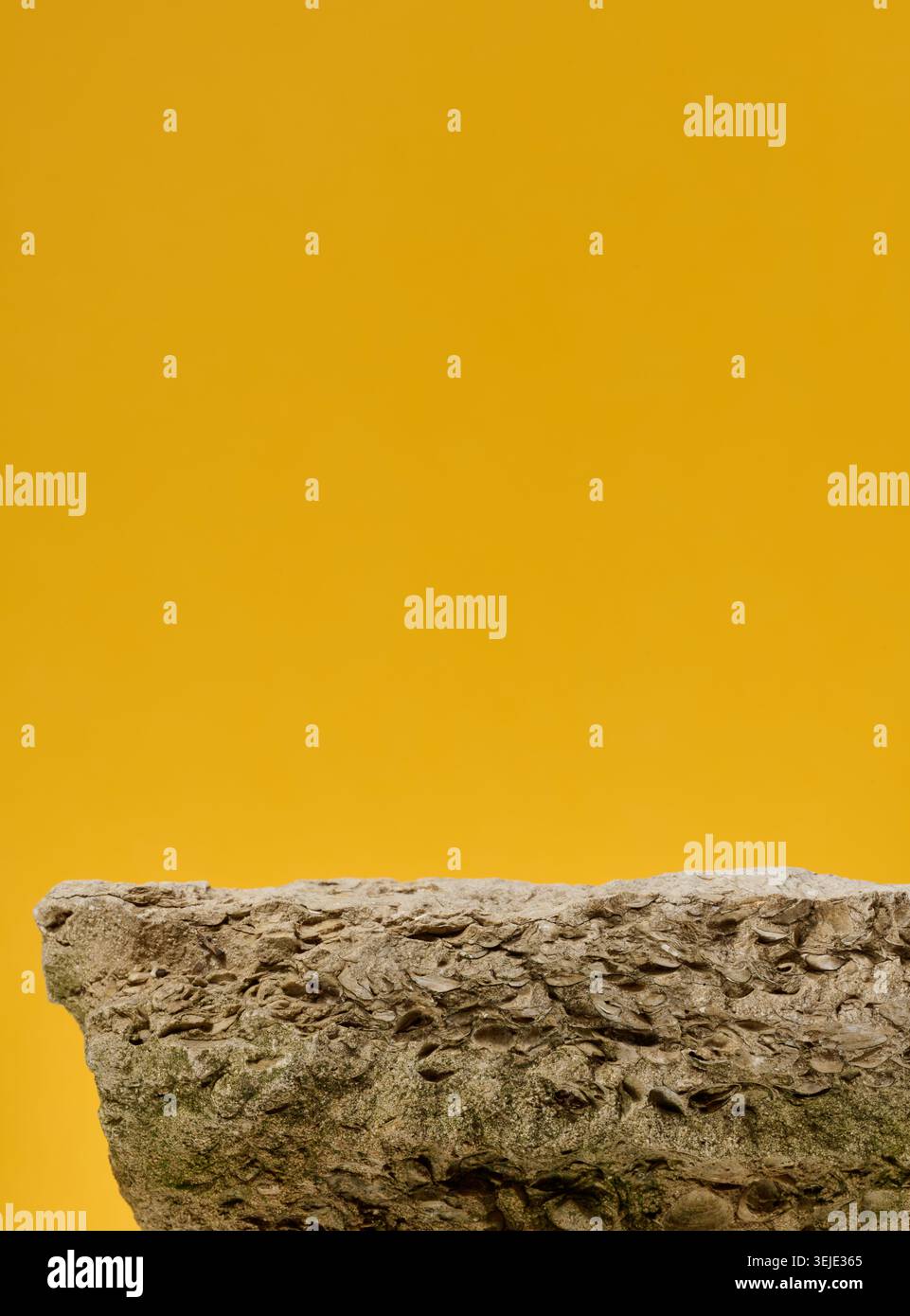Steine auf gelbem Hintergrund, Bühne für Werbung und Produktvorführung Stockfoto