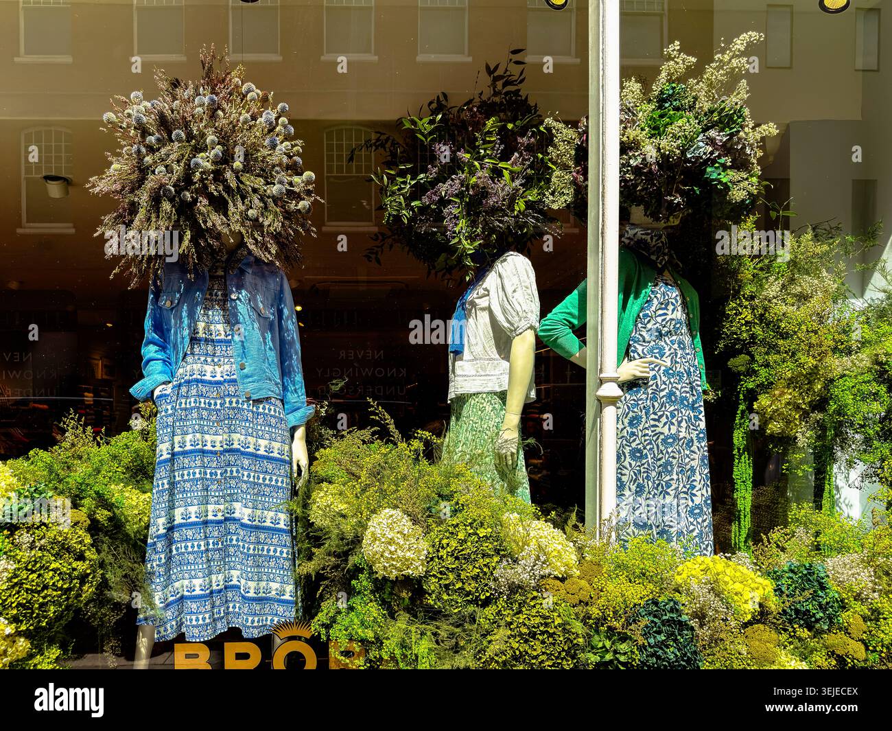 Künstlerische Blumenausstellung vor einem Geschäft an der King's Road in Chelsea, Teil der jährlichen Blumenausstellung von Chelsea in Bloom im Mai, London, Großbritannien Stockfoto