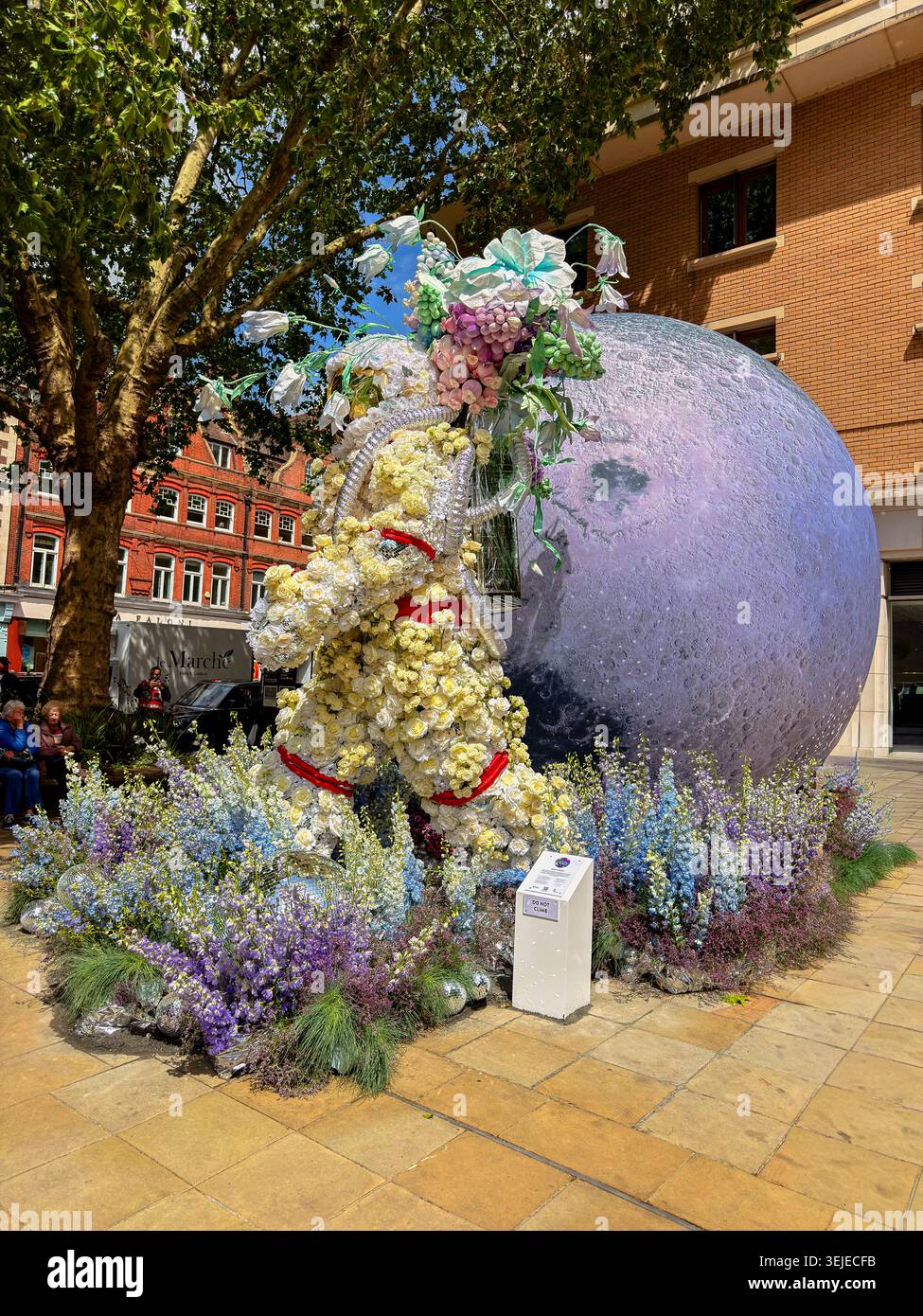 Künstlerische Blumenausstellung vor einem Geschäft an der King's Road in Chelsea, Teil der jährlichen Blumenausstellung von Chelsea in Bloom im Mai, London, Großbritannien Stockfoto