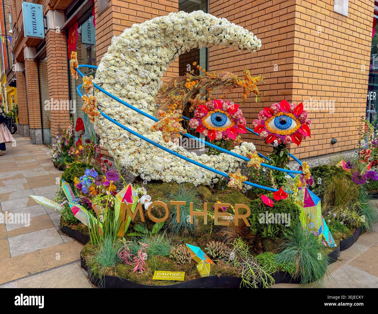 Künstlerische Blumenausstellung vor einem Geschäft am Duke of York Square, Teil der jährlichen Ausstellung für Blumenkunst in Chelsea in Bloom im Mai, London, Großbritannien Stockfoto