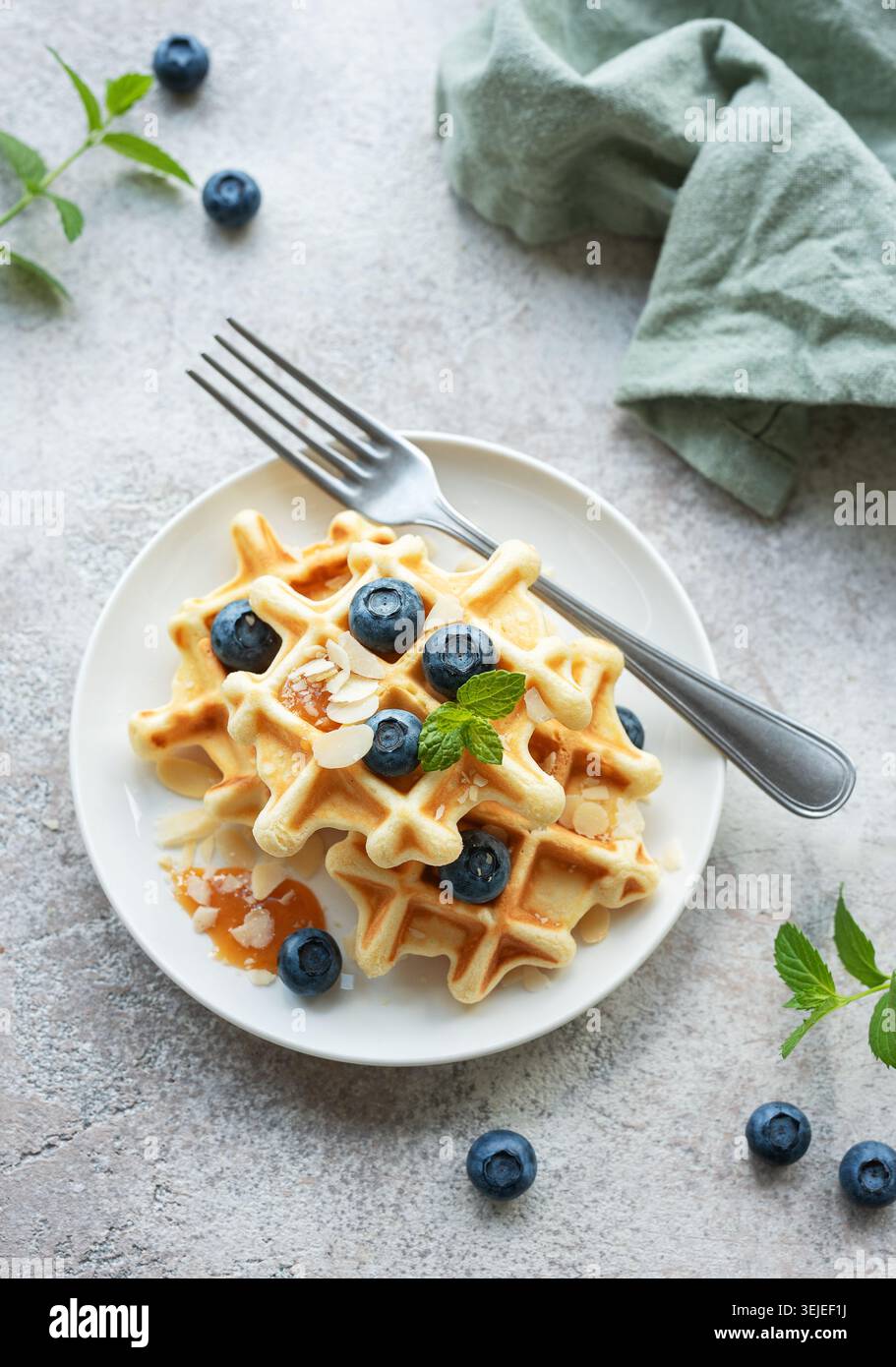 Frisch gebackene Waffeln mit frischen Blaubeeren Stockfoto