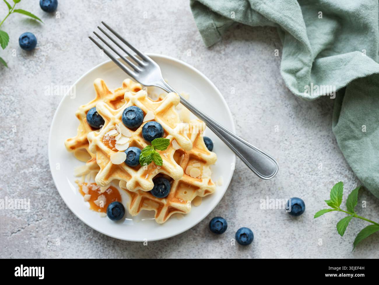 Frisch gebackene Waffeln mit frischen Blaubeeren Stockfoto