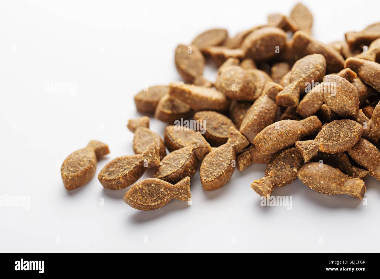 Trockenfuttergranulat für Hunde auf weißem Hintergrund. Stockfoto