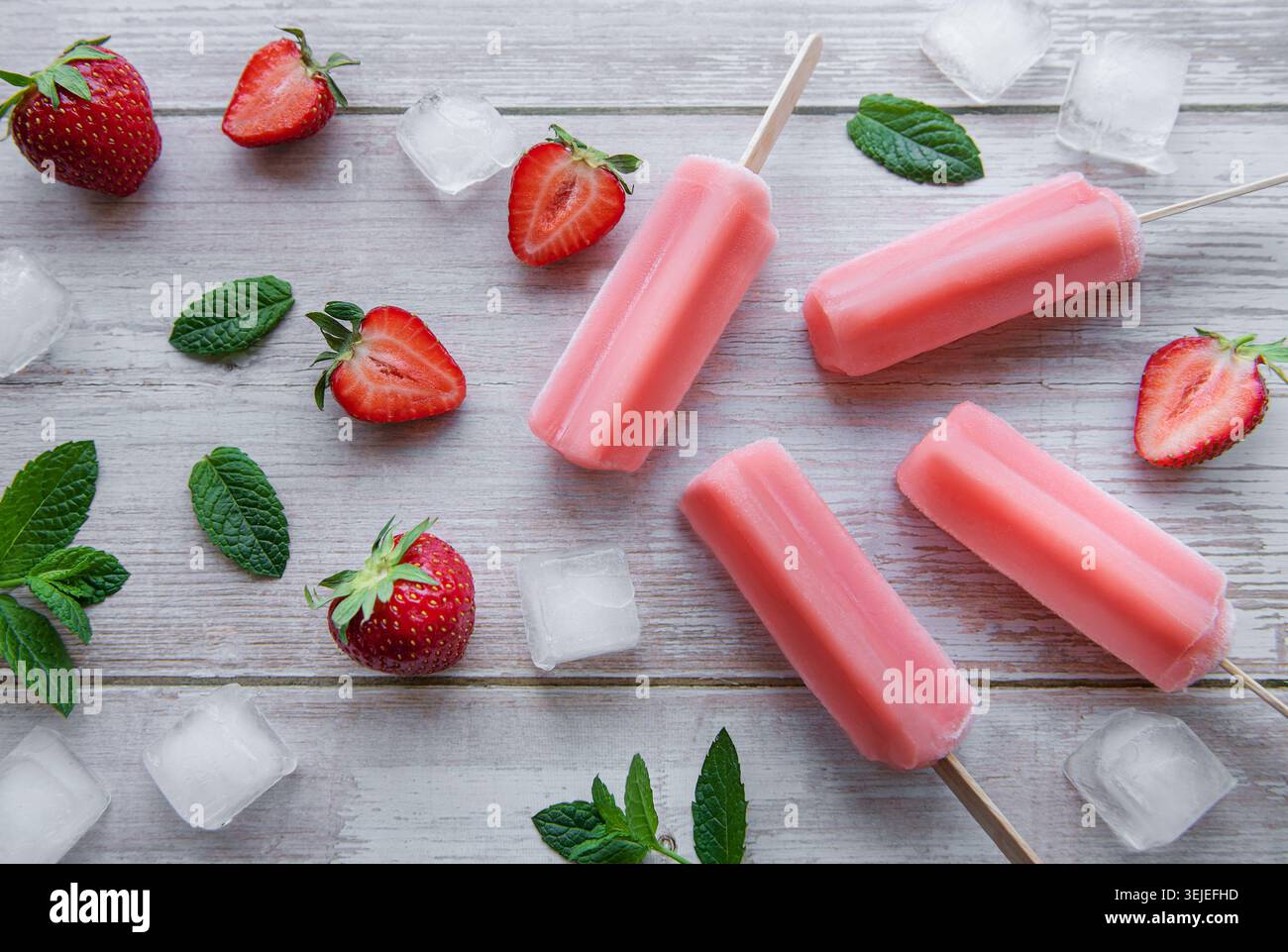 Erdbeereis Eis Eis Eis Eis Eis Eis Eis Eis Eis Stockfoto