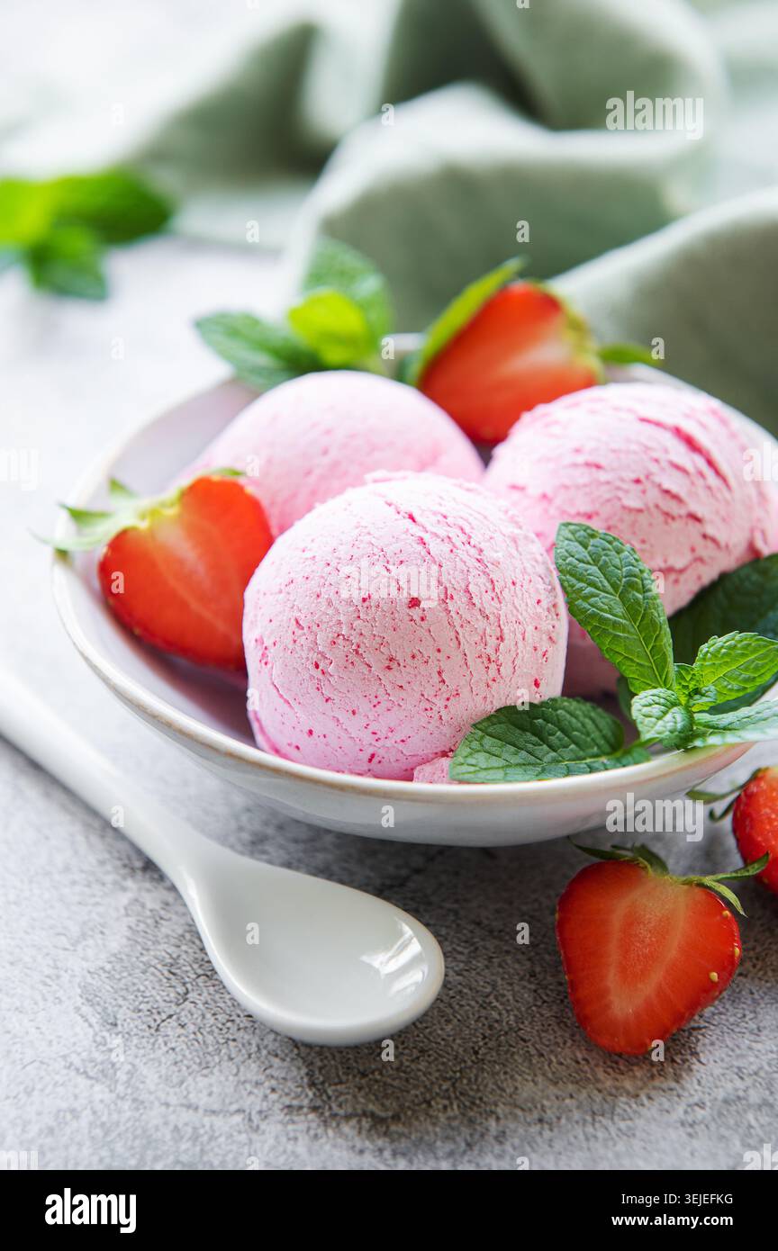 Hausgemachtes Erdbeereis mit frischen Erdbeeren Stockfoto