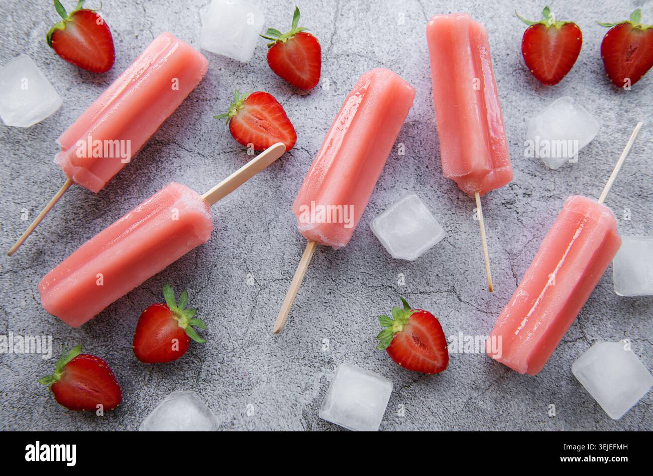 Erdbeereis Eis Eis Eis Eis Eis Eis Eis Eis Eis Stockfoto