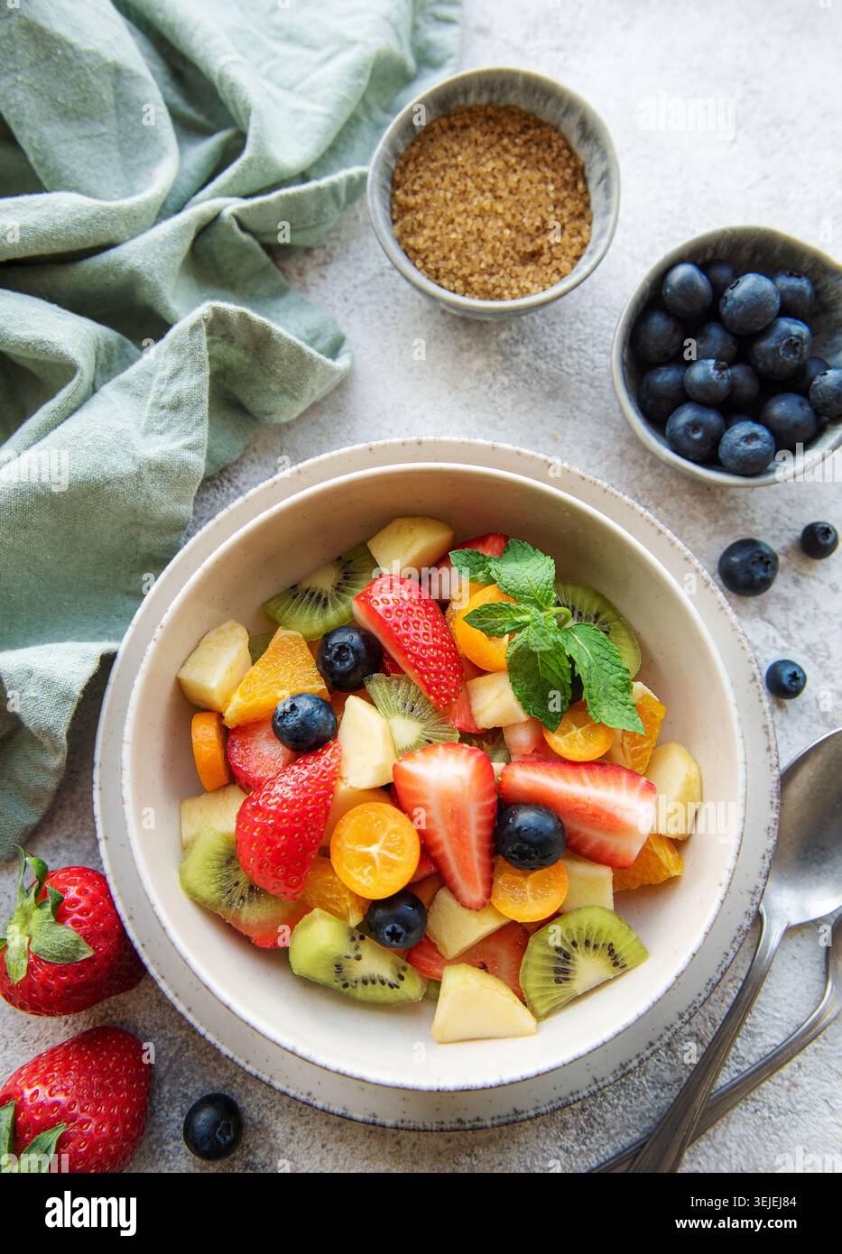 Gesunder frischer Obstsalat in einer Schüssel Stockfoto