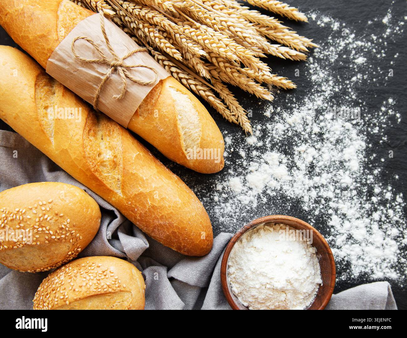 Sortiment von gebackenem Brot auf Schwarz konkreten Hintergrund Stockfoto