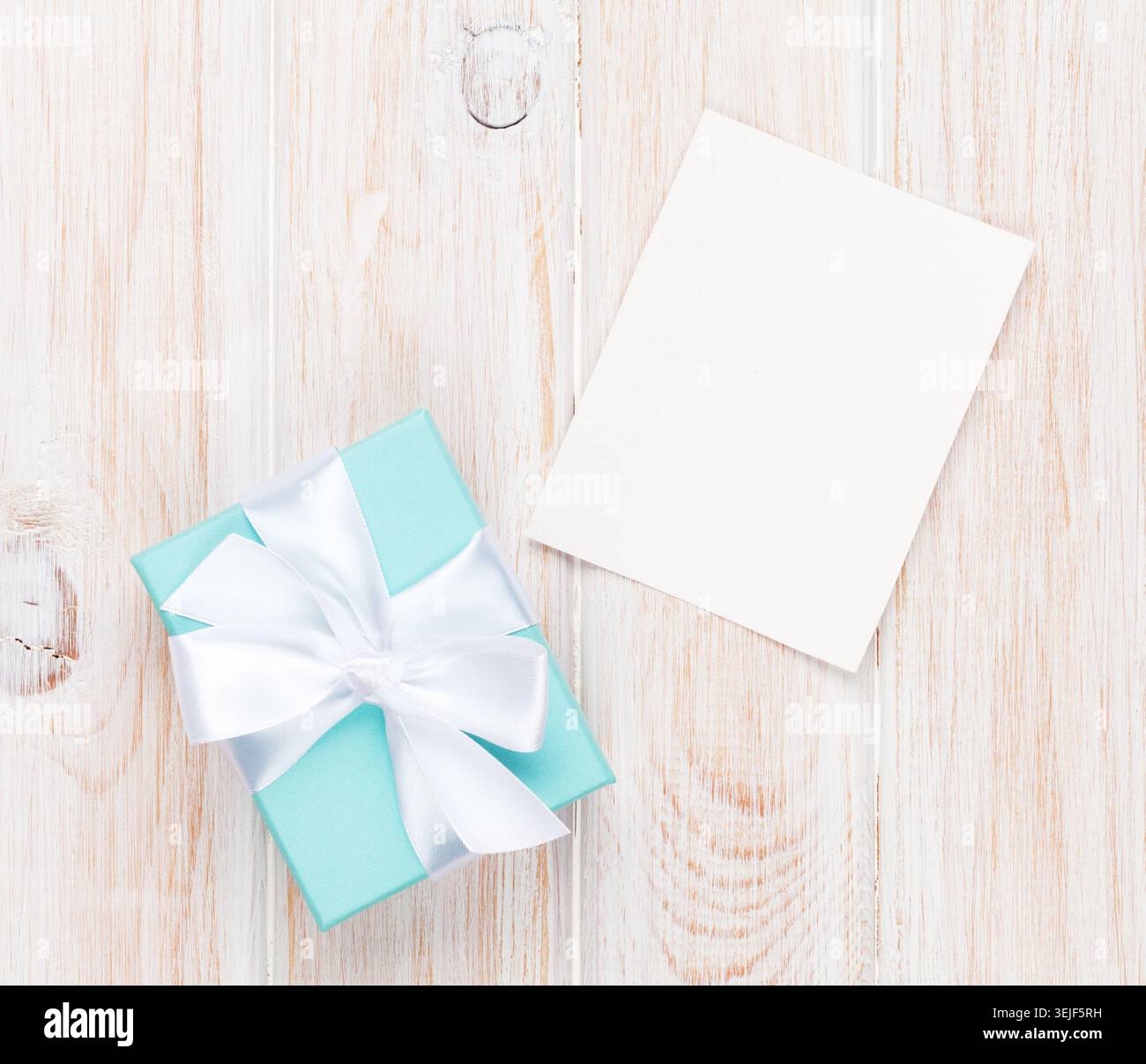 Geschenkbox und leerer Bilderrahmen oder Grußkarte Stockfoto