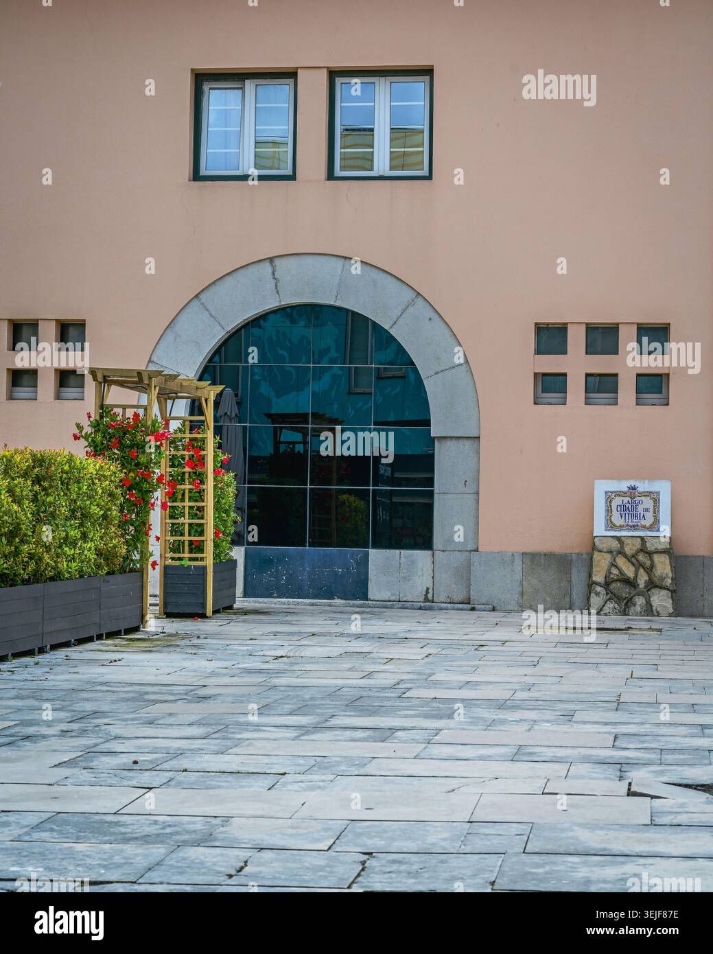 Ruhiger portugiesischer Innenhof mit zeitgenössischer Architektur Stockfoto