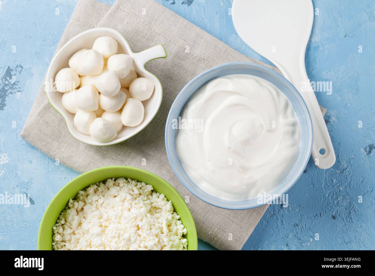 Milchprodukte auf Steintisch Stockfoto