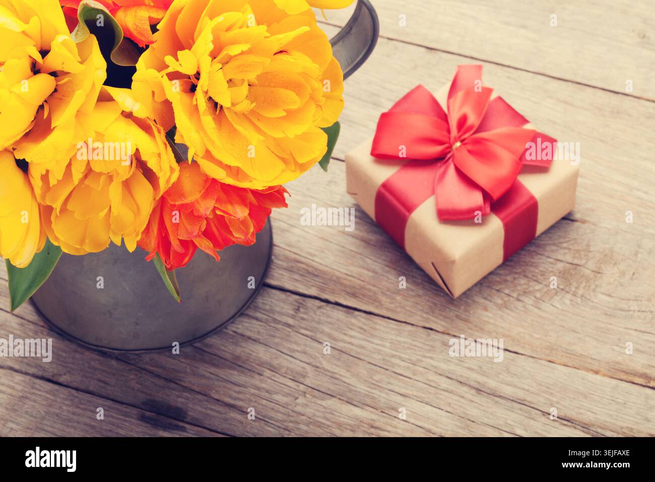 Buntes Tulpenstrauß und Geschenkbox Stockfoto