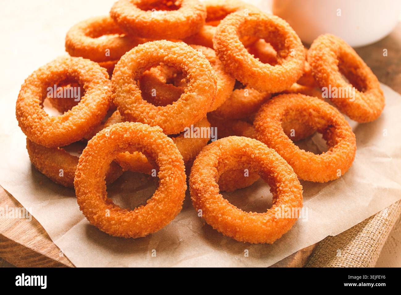 Gebratene Zwiebelringe, frittiert, Snack, keine Leute, selektiver Fokus, Stockfoto