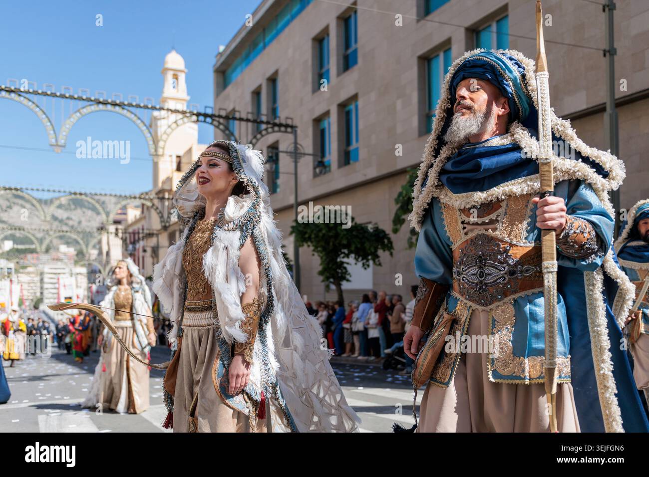 Maurischer Hofritter und Dame marschieren bei der Reliquienprozession beim fest der Mauren und Christen in Alcoy, Spanien, 26. April 2026 Stockfoto