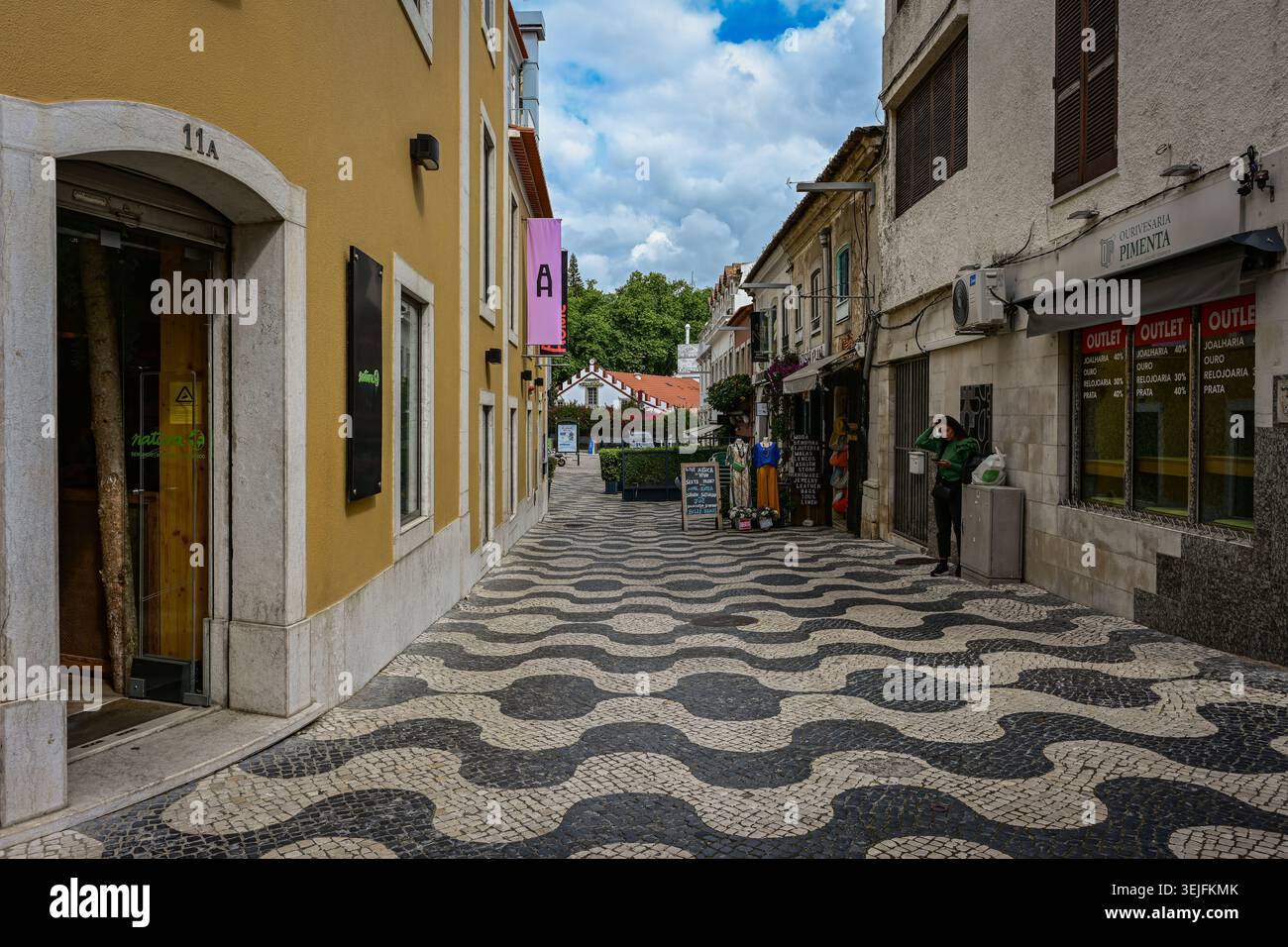 Traditioneller portugiesischer Bürgersteig mit Wellenmuster in der Fußgängerzone in Tomar Stockfoto