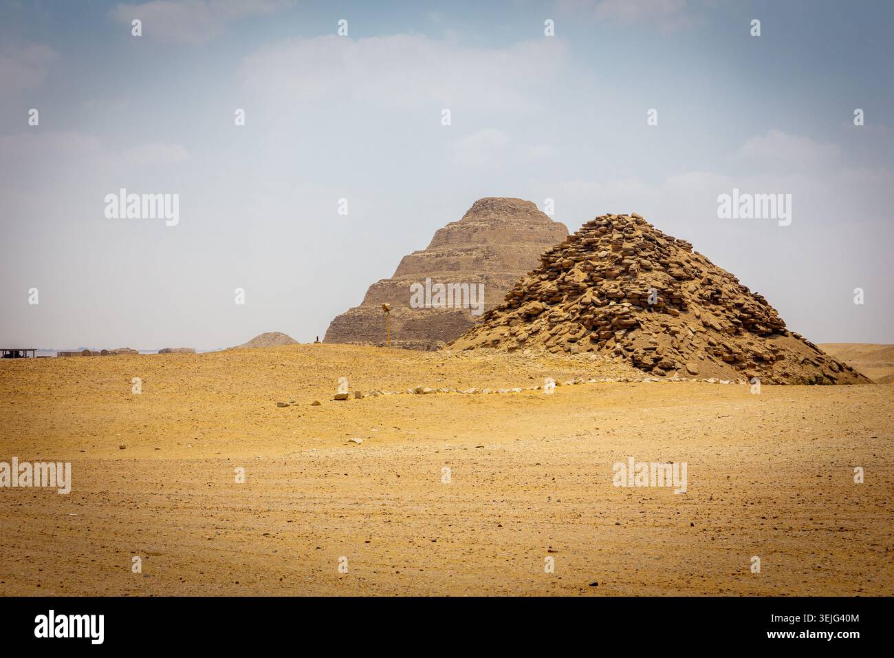Blick auf Sakkara Nekropole mit Djoser's Stufenpyramide und die Userkaf-Pyramide, Wüstenlandschaft, Ägypten. Stockfoto