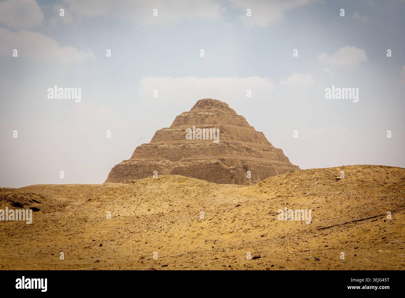 Die Pyramide von Djoser (Stufenpyramide von Djoser, Stufenpyramide von Horus Neterikhet) in Sakkara Nekropolis, Ägypten, zwischen Sanddünen. Stockfoto