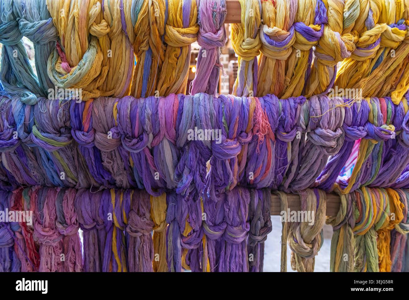 Trocknen von maya-Stoffen mit natürlichen Farben in verschiedenen Farben, San Juan La Laguna, Atitlan Lake, Guatemala. Stockfoto