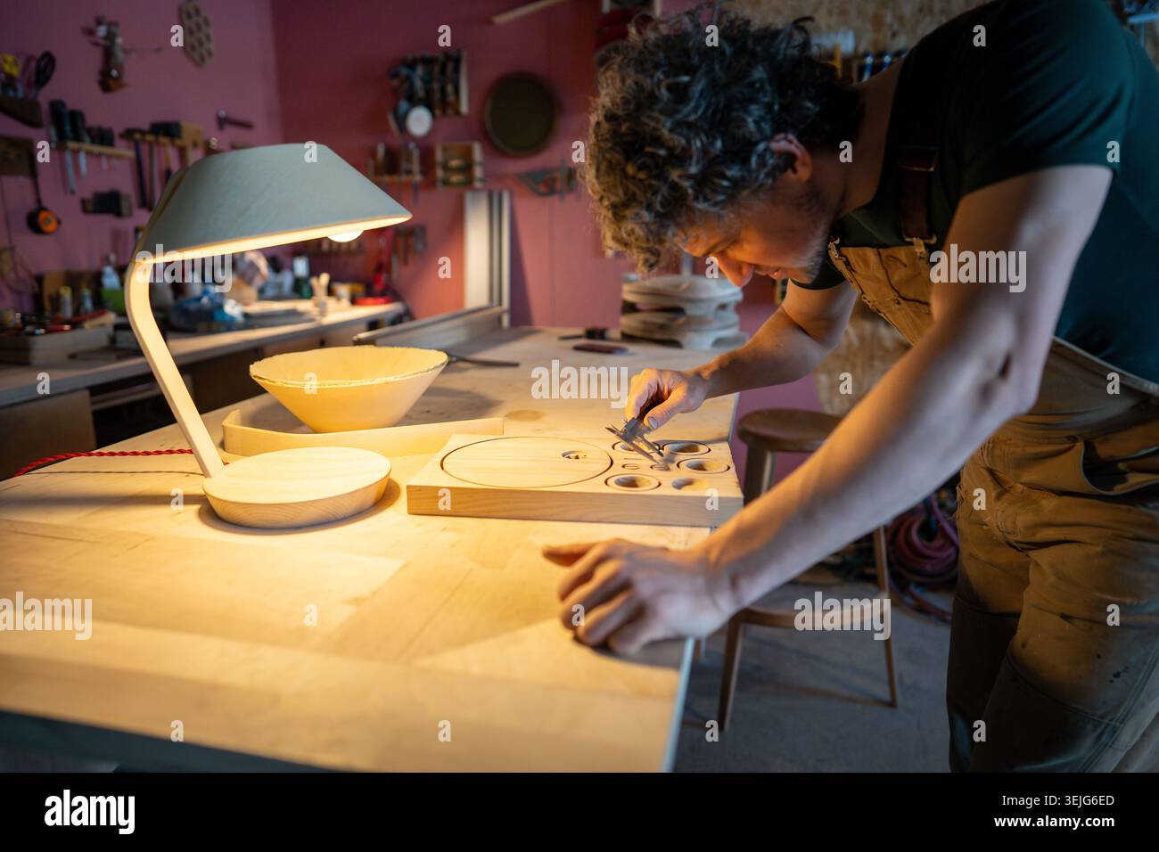 Zimmermann in Projektvorbereitung, Messung von Holzdetails mit Bremssätteln. Stockfoto