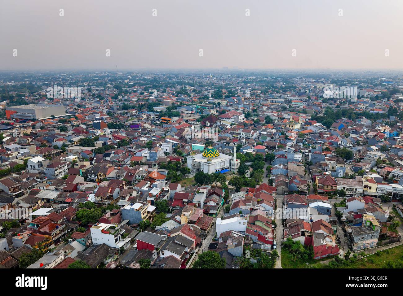 Weitläufiges Stadtbild von Jakarta mit starker Luftverschmutzung und dichter Nachbarschaft Stockfoto