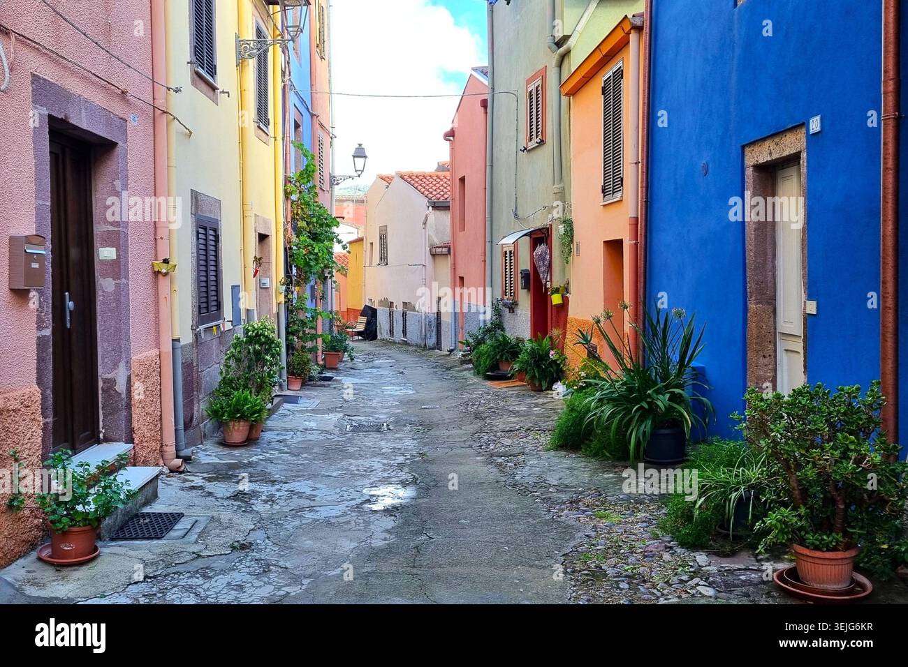 Eine Straße mit bunten Hausfassaden in der malerischen Stadt Bosa auf der Insel Sardinien, Italien Stockfoto