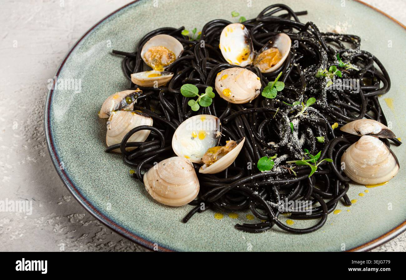Schwarze Spaghetti Vongole, Venerki, hausgemacht, ohne Menschen, Stockfoto