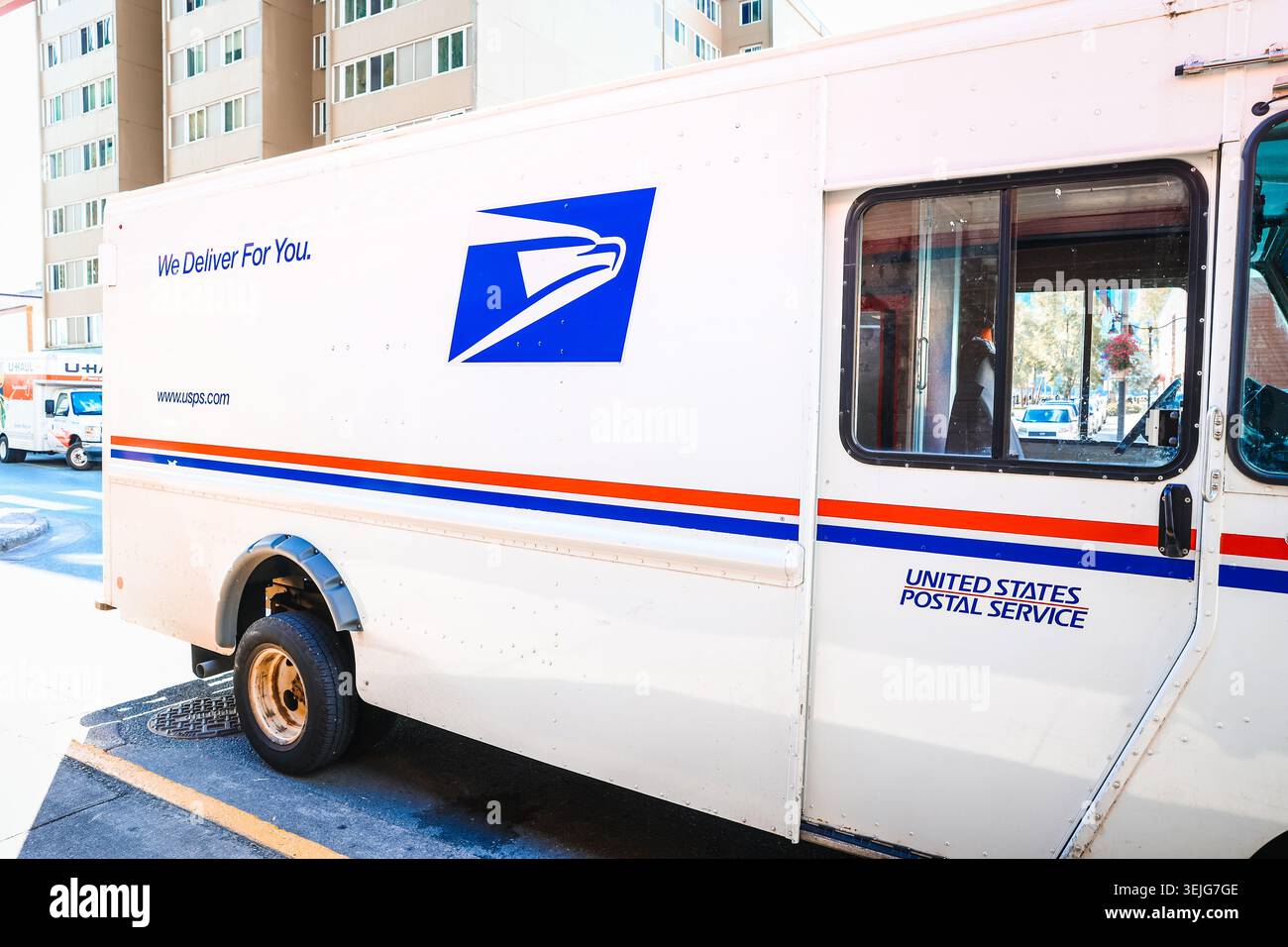 Juneau, Alaska – 29. August 2025: Nahaufnahme eines klassischen USPS-Postwagens mit dem blauen Eagle-Logo und dem Text des United States Postal Service auf dem dri Stockfoto