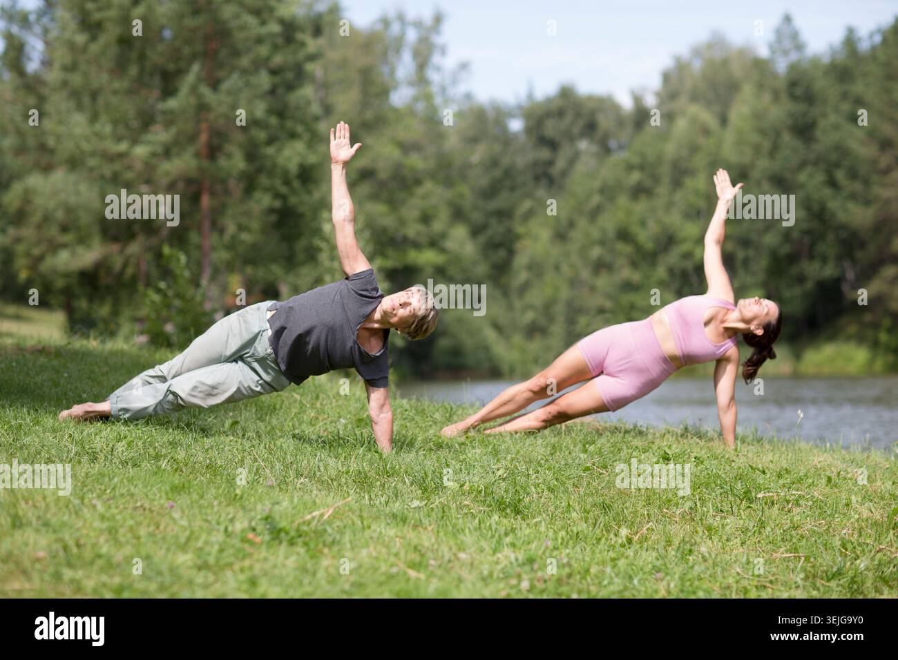 Ältere Frau macht Yoga Stockfoto