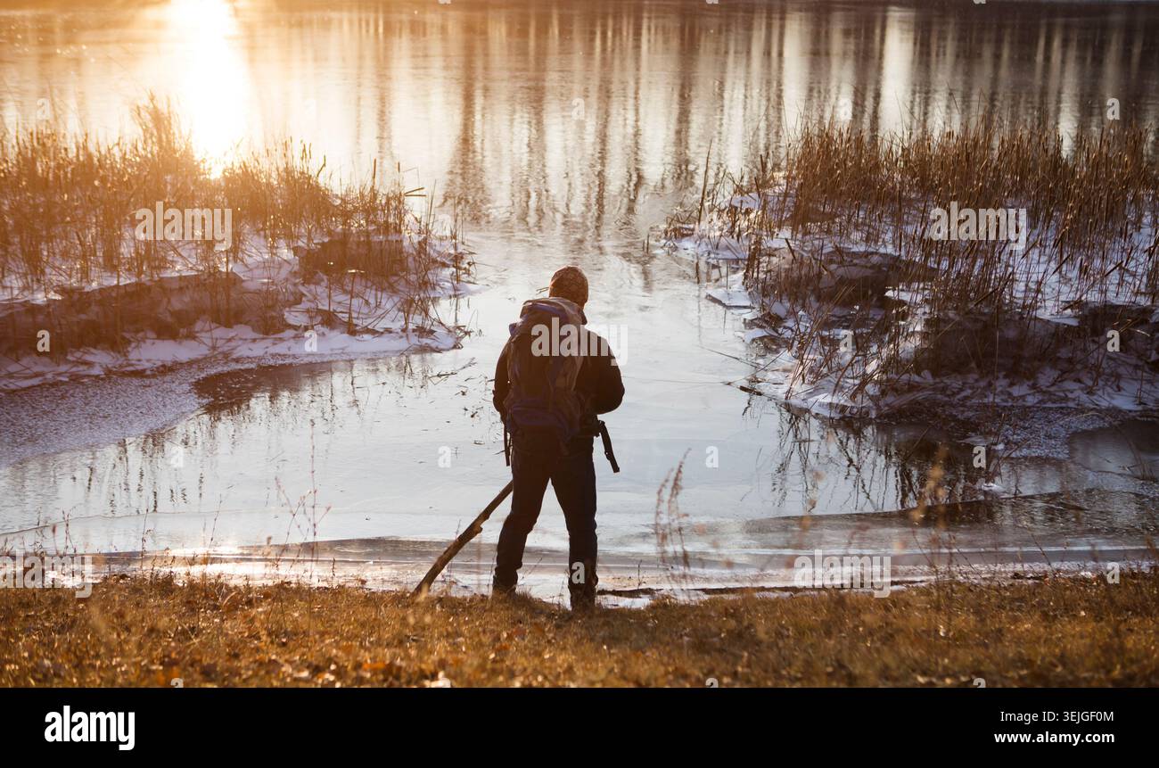Ein Mann mit Rucksack, der im Winter draußen wandert. Soziale Distanzierung. Digitale Detox. Staycations, hyperlokale Reisen, Kurzurlaub, natura Stockfoto
