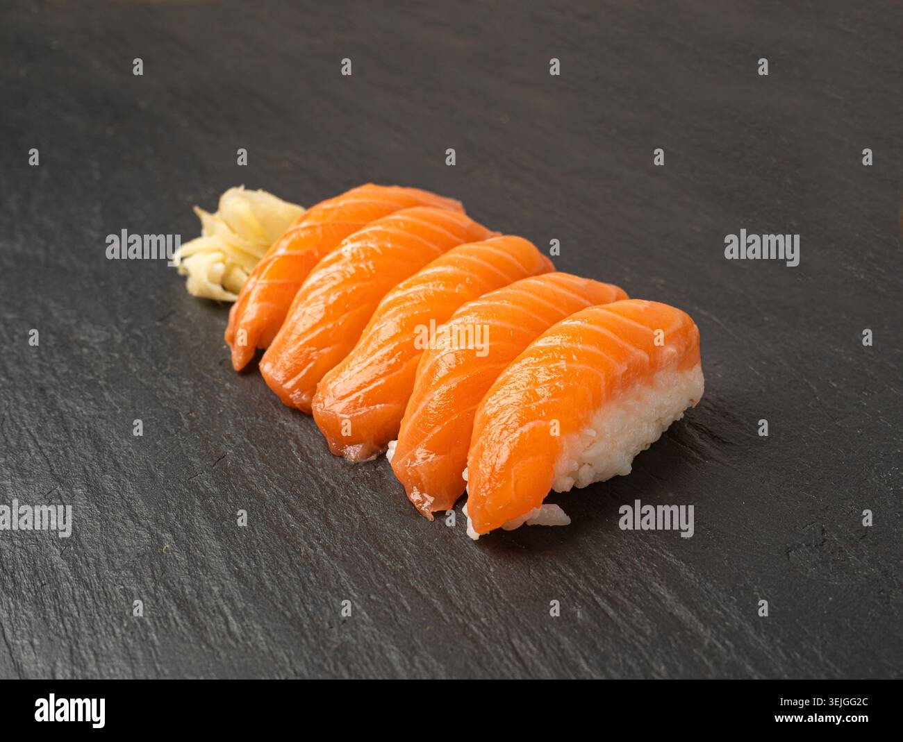 Nigiri Sushi Set, Lachs Susi Lunch, Nori Maki, Nigiri Sushi Roll auf schwarzem Steinteller Hintergrund Stockfoto