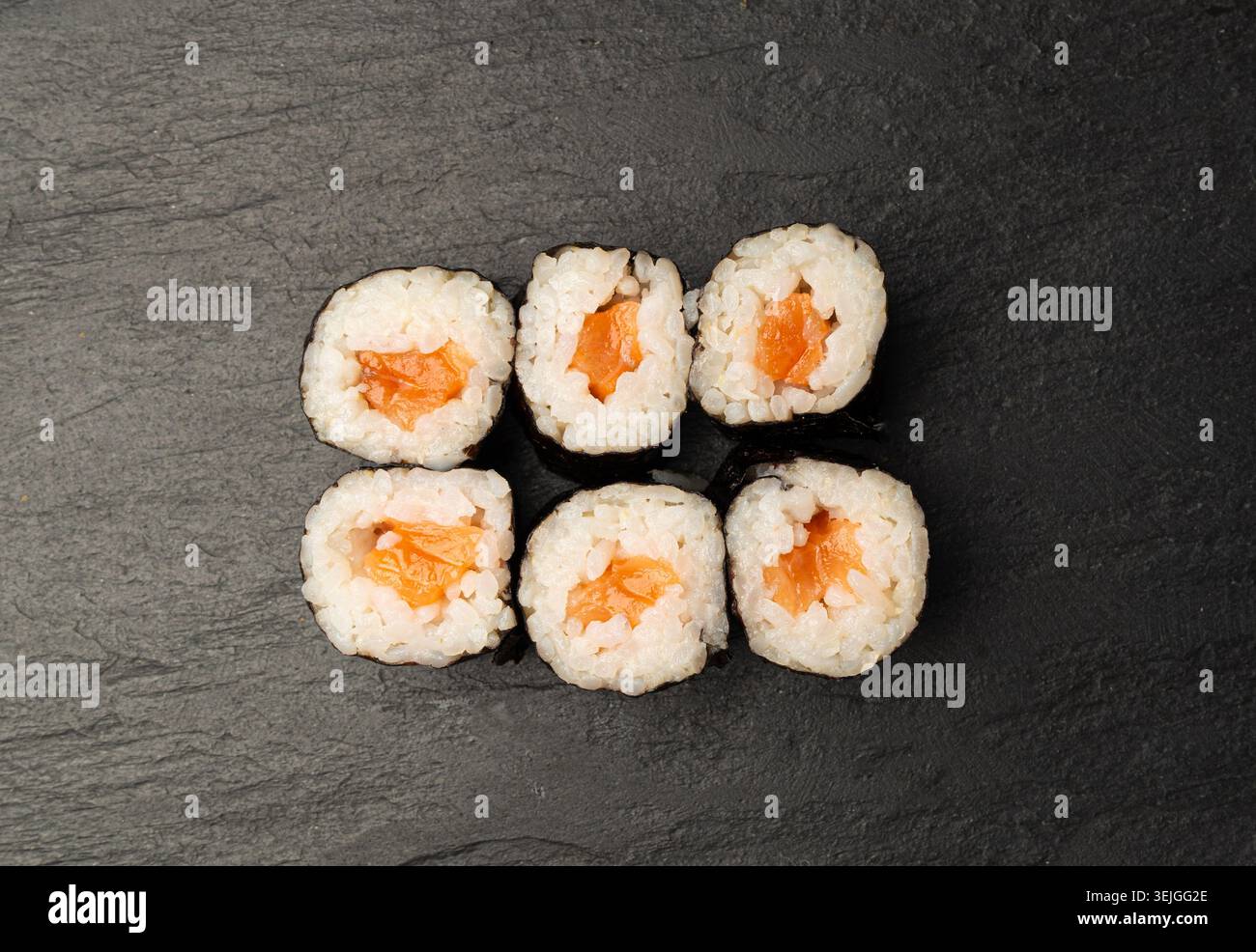 Sushi-Set, Lachs Susi Rolls Lunch, Nori Maki, Nigiri Sushi Roll auf schwarzem Steinteller Hintergrund Stockfoto
