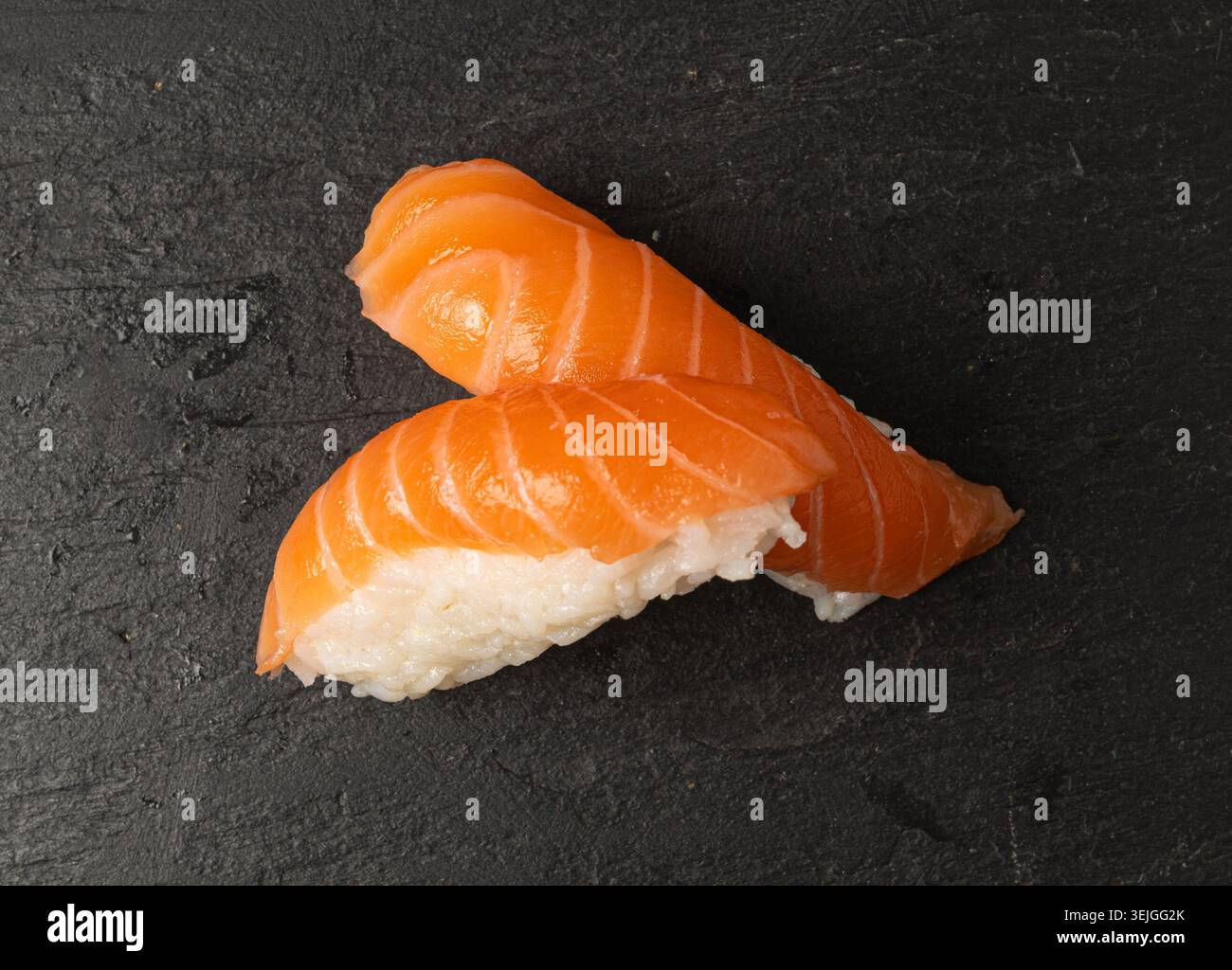 Nigiri Sushi Set, Lachs Susi Lunch, Nori Maki, Nigiri Sushi Roll auf schwarzem Steinteller Hintergrund Stockfoto
