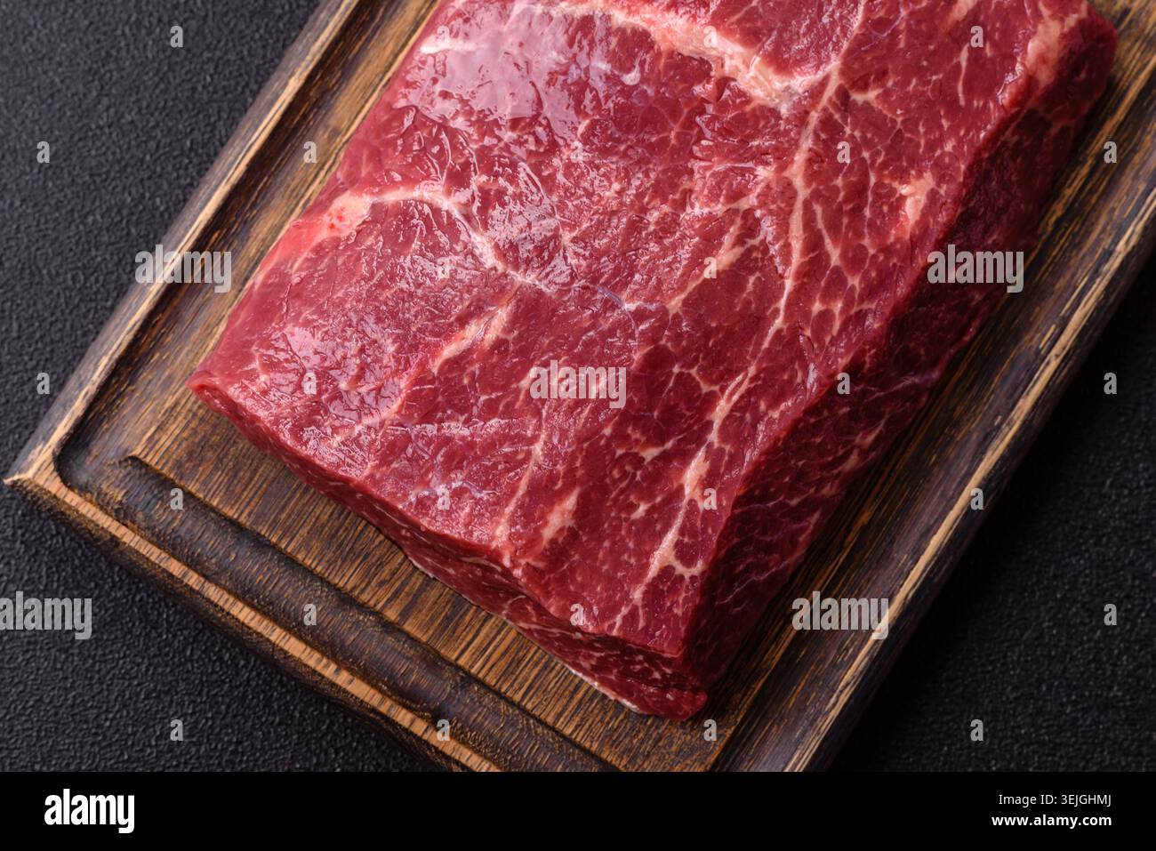Ein Stück rohes Rindfleisch, ein Filet zum Grillen oder Grillen. Rohes Rindfleisch Stockfoto