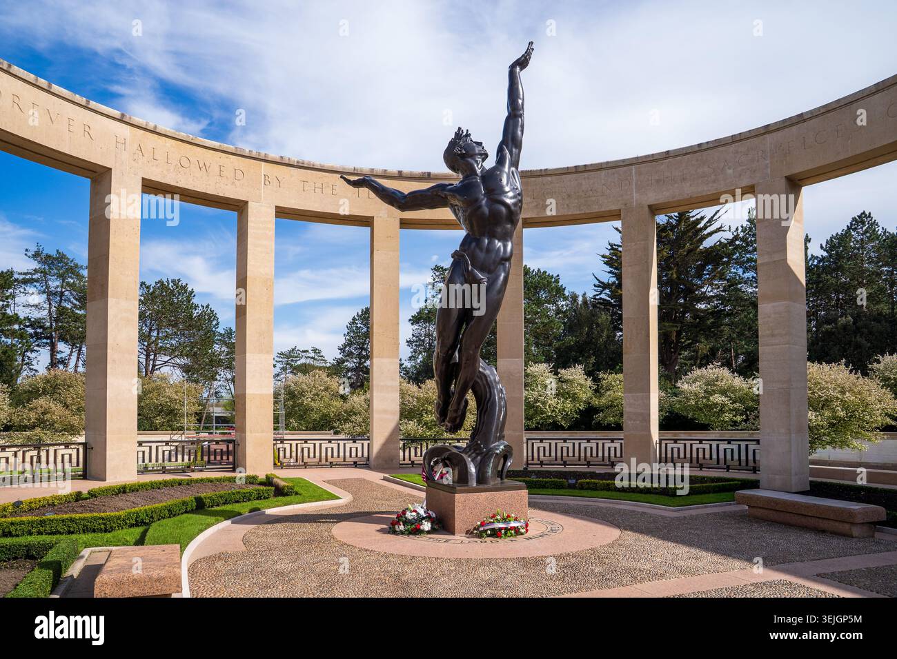 Die bronzene Statue Spirit of American Youth Rising from the Waves steht im Inneren des Kolonnadendenkmals, umgeben von grünen Bäumen und gepflegten Hecken Stockfoto