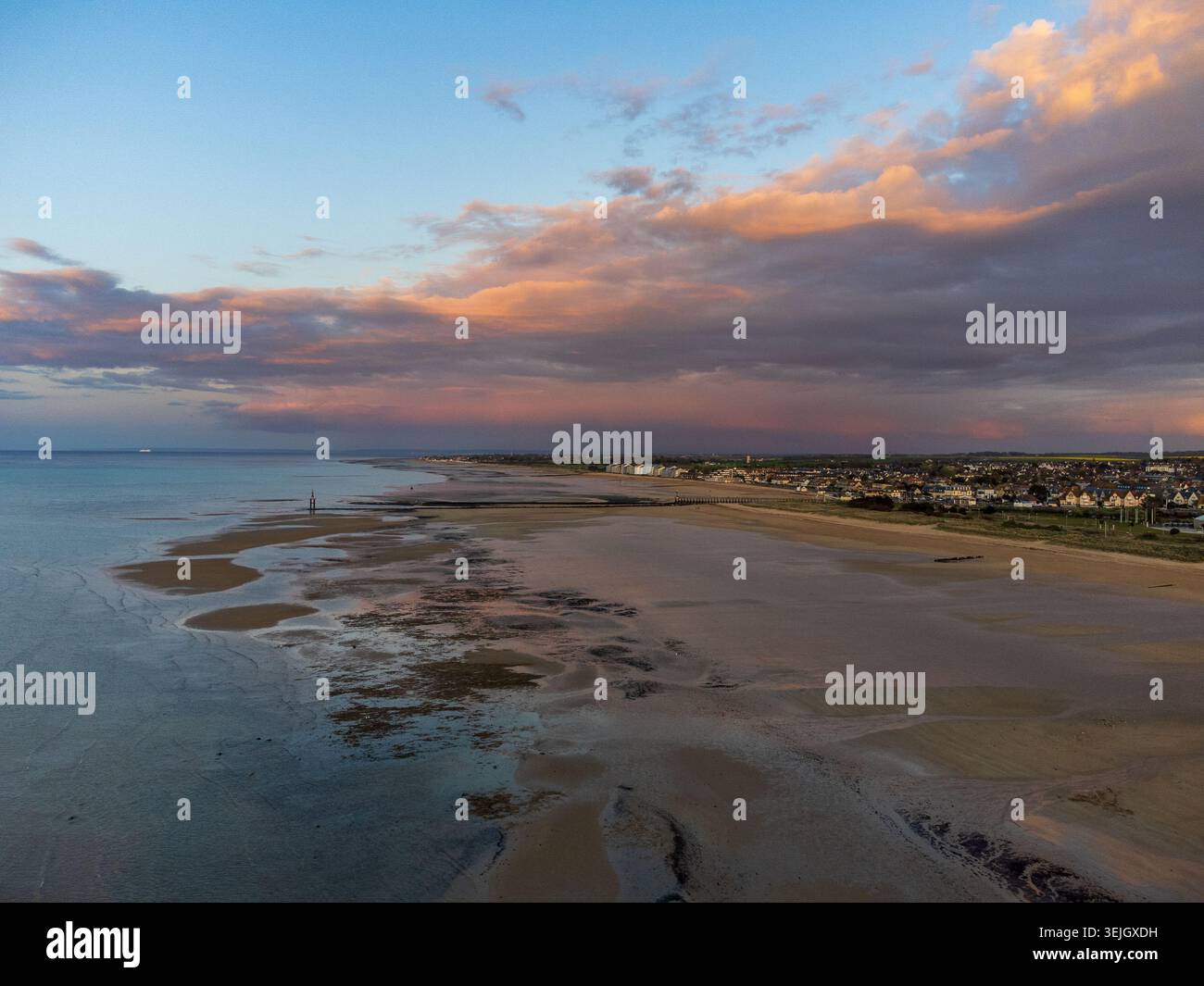 Spektakuläre Aussicht aus der Luft auf Courseulles-sur-Mer mit Ebbe, die Sandbänke und reflektierende Pools freigibt. Im Hintergrund, die Küstenstadt und eine Schönheit Stockfoto