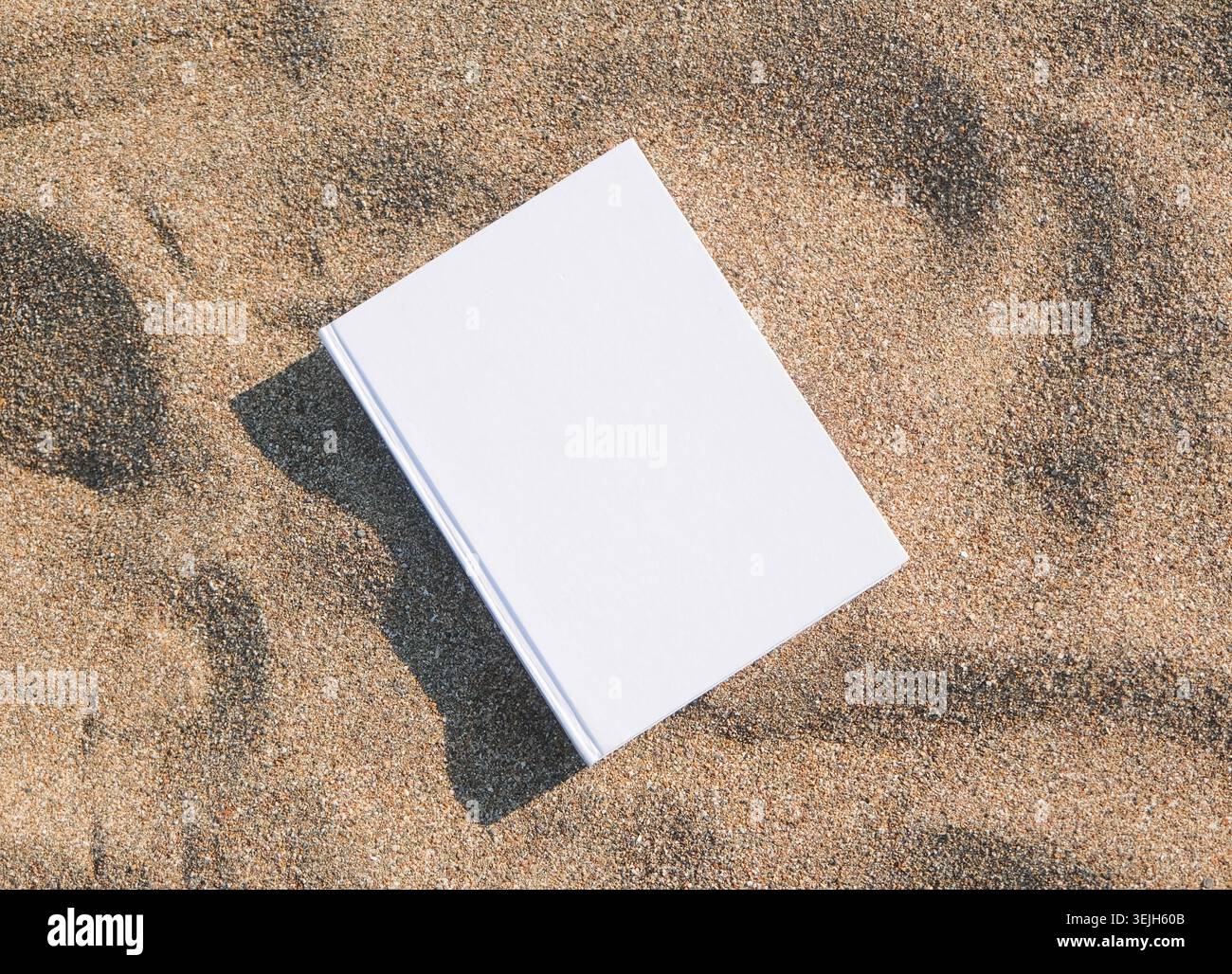 Leeres Buch Mockup am Sandstrand Stockfoto