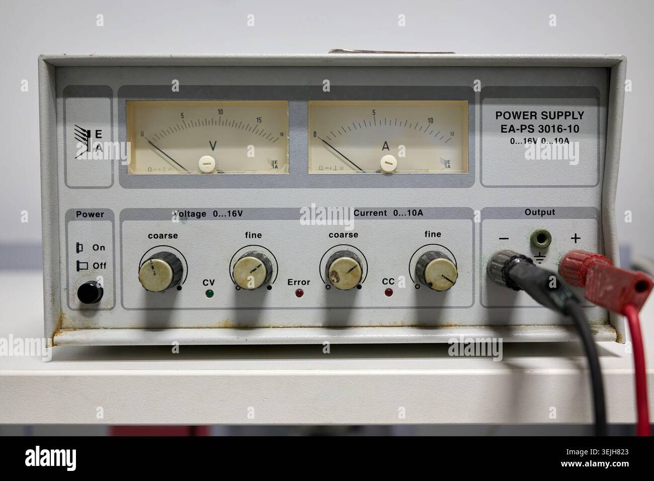 DC-Netzteil für Laborlabore mit analogen Spannungs- und Strommessgeräten auf der Vorderseite. Stockfoto