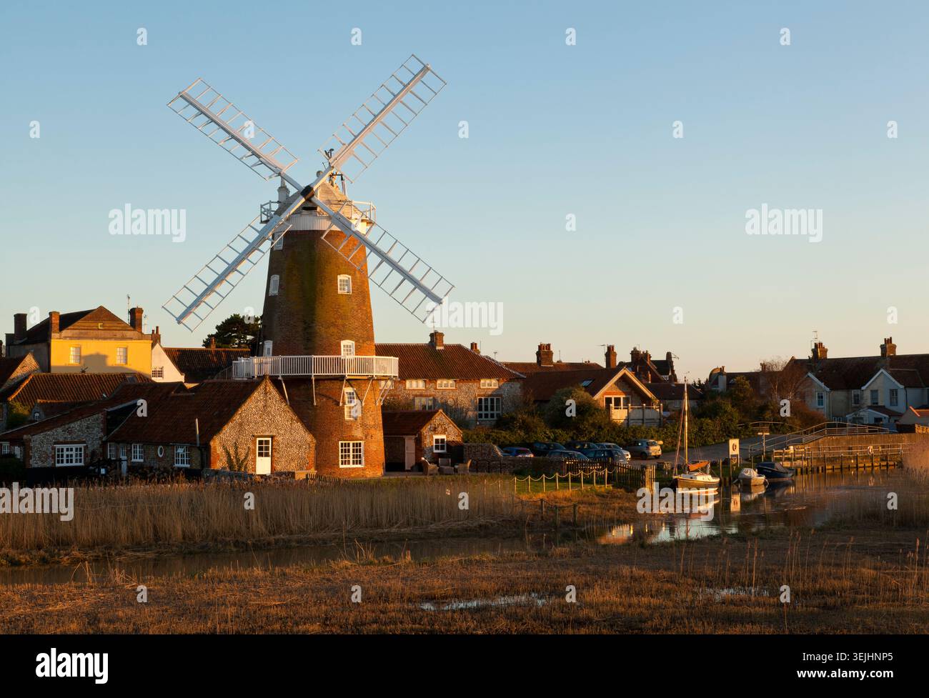 Cley Windmill und Dorf bei Sonnenuntergang Stockfoto