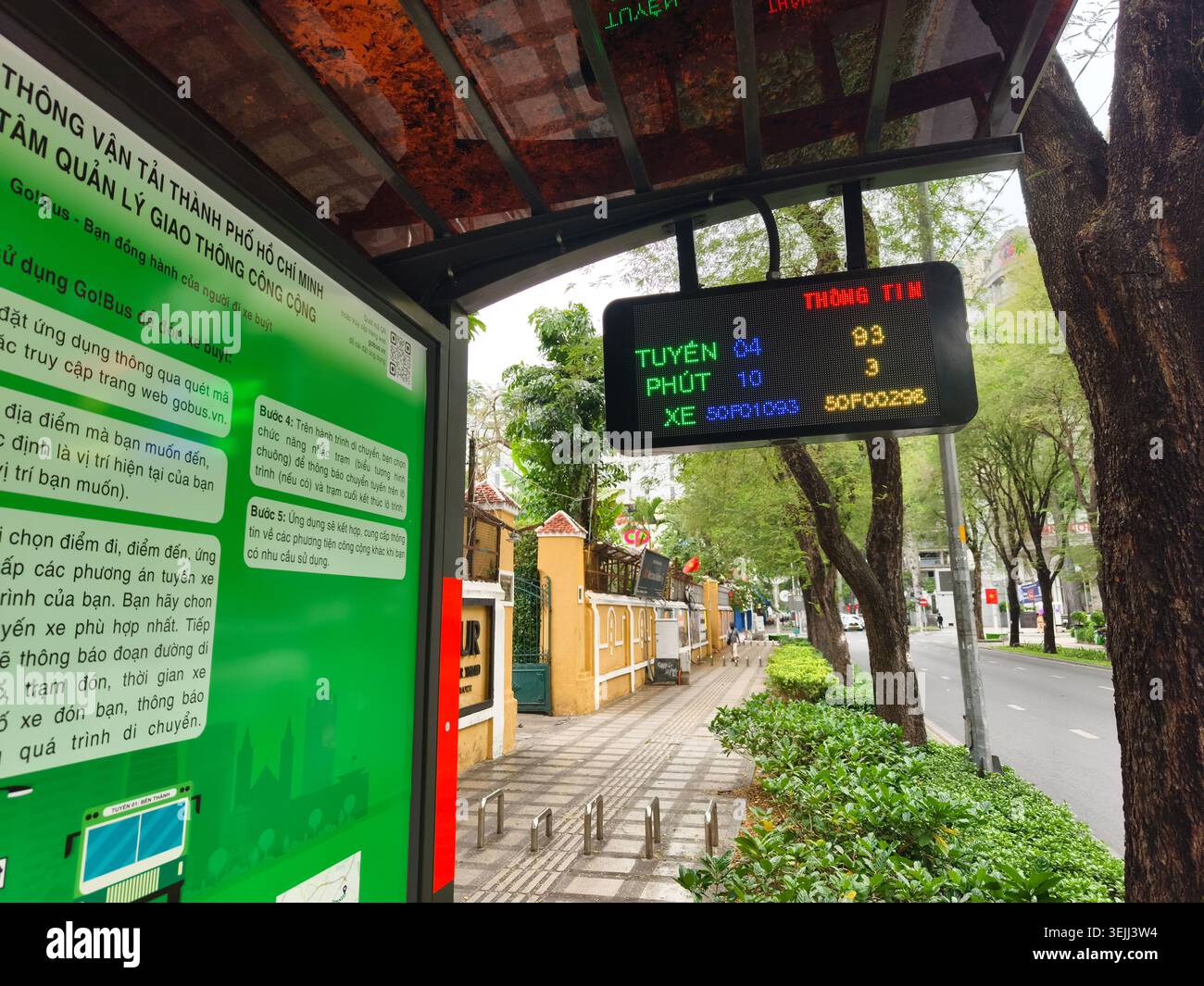Beleuchtetes Informationsschild zur Bushaltestelle, Ho Chi Minh City, Vietnam, bietet Ankunftsschätzungen in Echtzeit, modernisierte Infrastruktur des öffentlichen Nahverkehrs Stockfoto