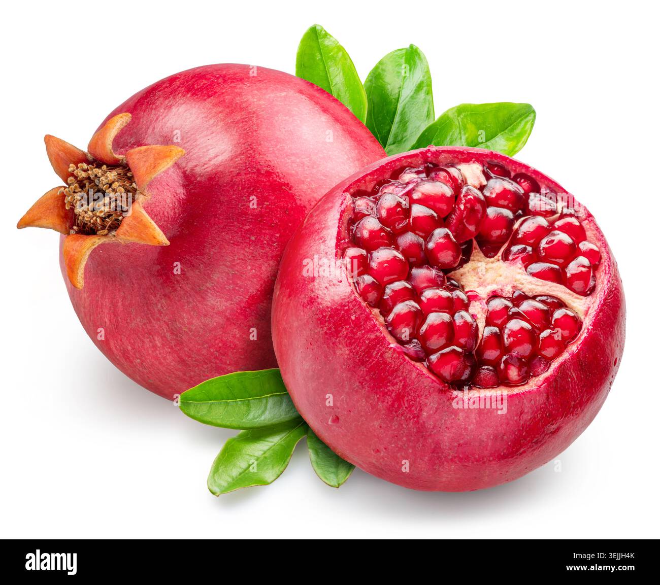 Granatapfel und geöffneter Granatapfel mit roten Granatapfelkernen und Blättern isoliert auf weißem Hintergrund. Beschneidungspfad. Stockfoto
