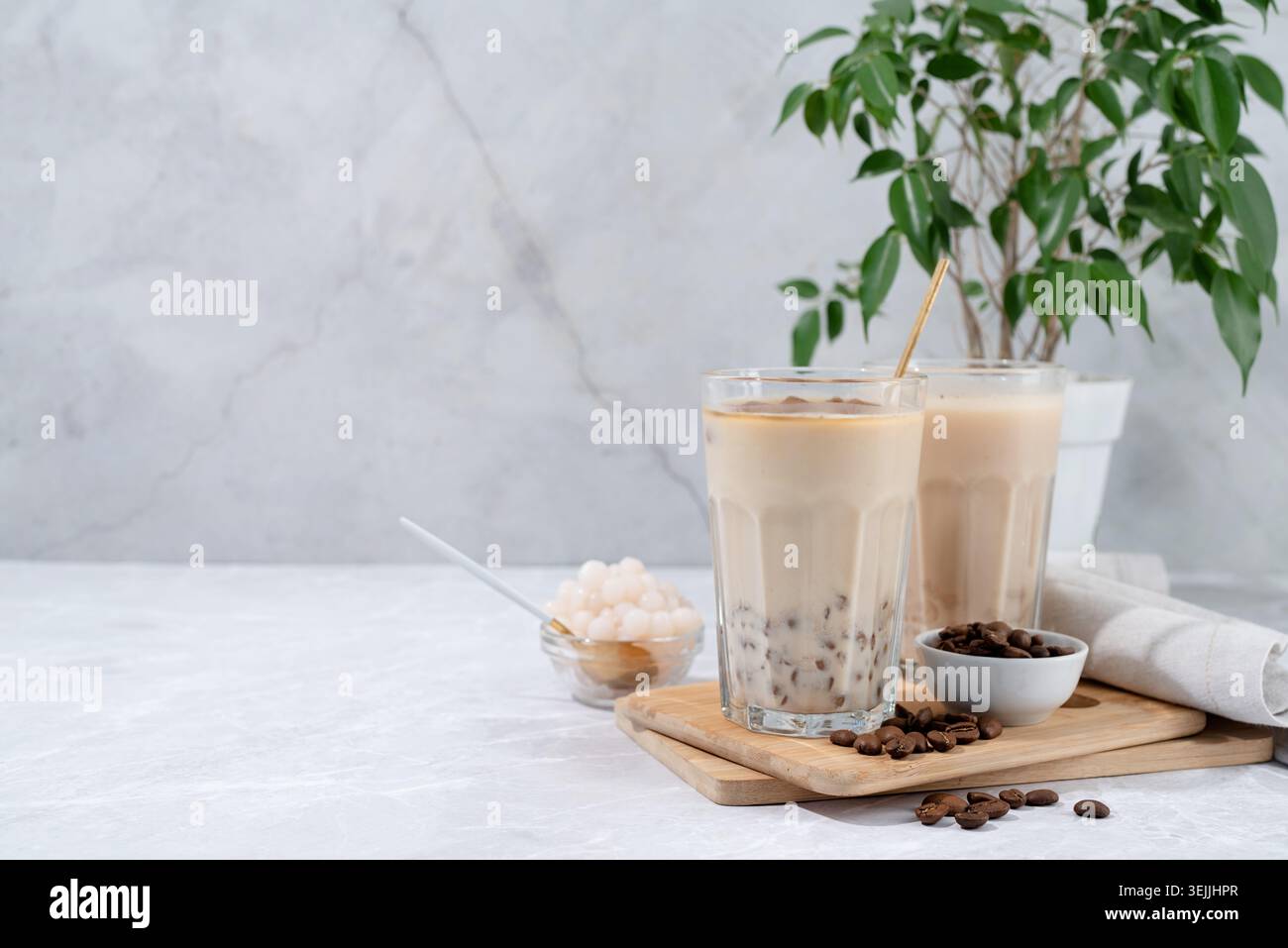 Milchtee mit Eis und köstlichem Tapioka Stockfoto
