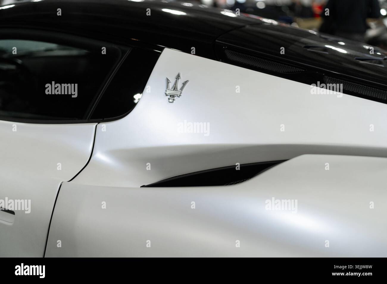 Mailand, Italien - 12.11.2022: Elegantes, luxuriöses Sportwagendesign mit Maserati-Logo für Automobilliebhaber. Ausstellung Milano AutoClassica Stockfoto