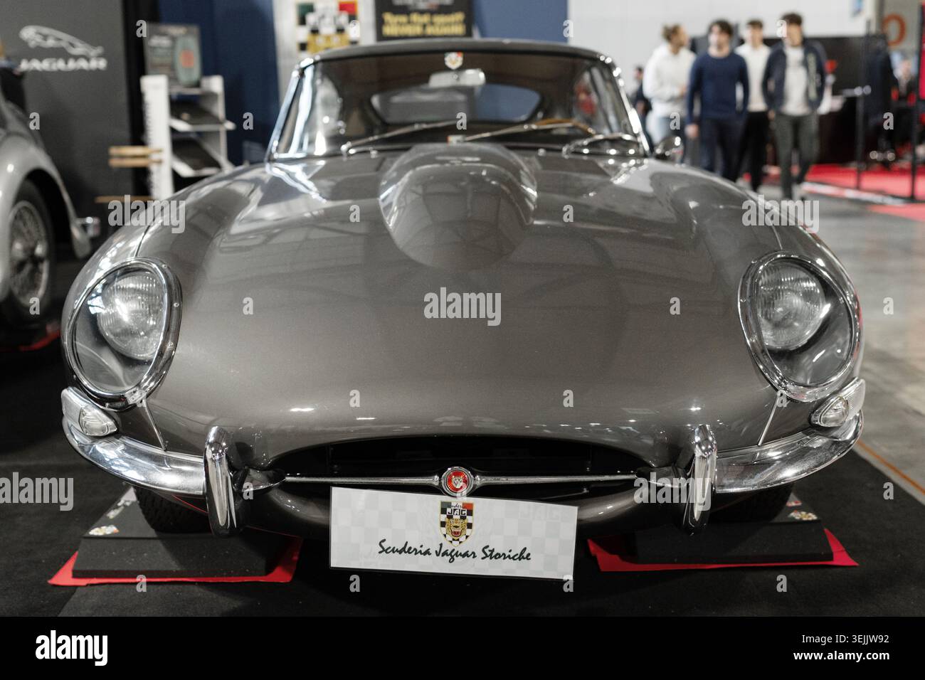 Mailand, Italien - 12.11.2022: Oldtimer-Ausstellung: Jaguar E-Type ELEGANCE in der Kfz-Ausstellung. Ausstellung Milano AutoClassica Stockfoto