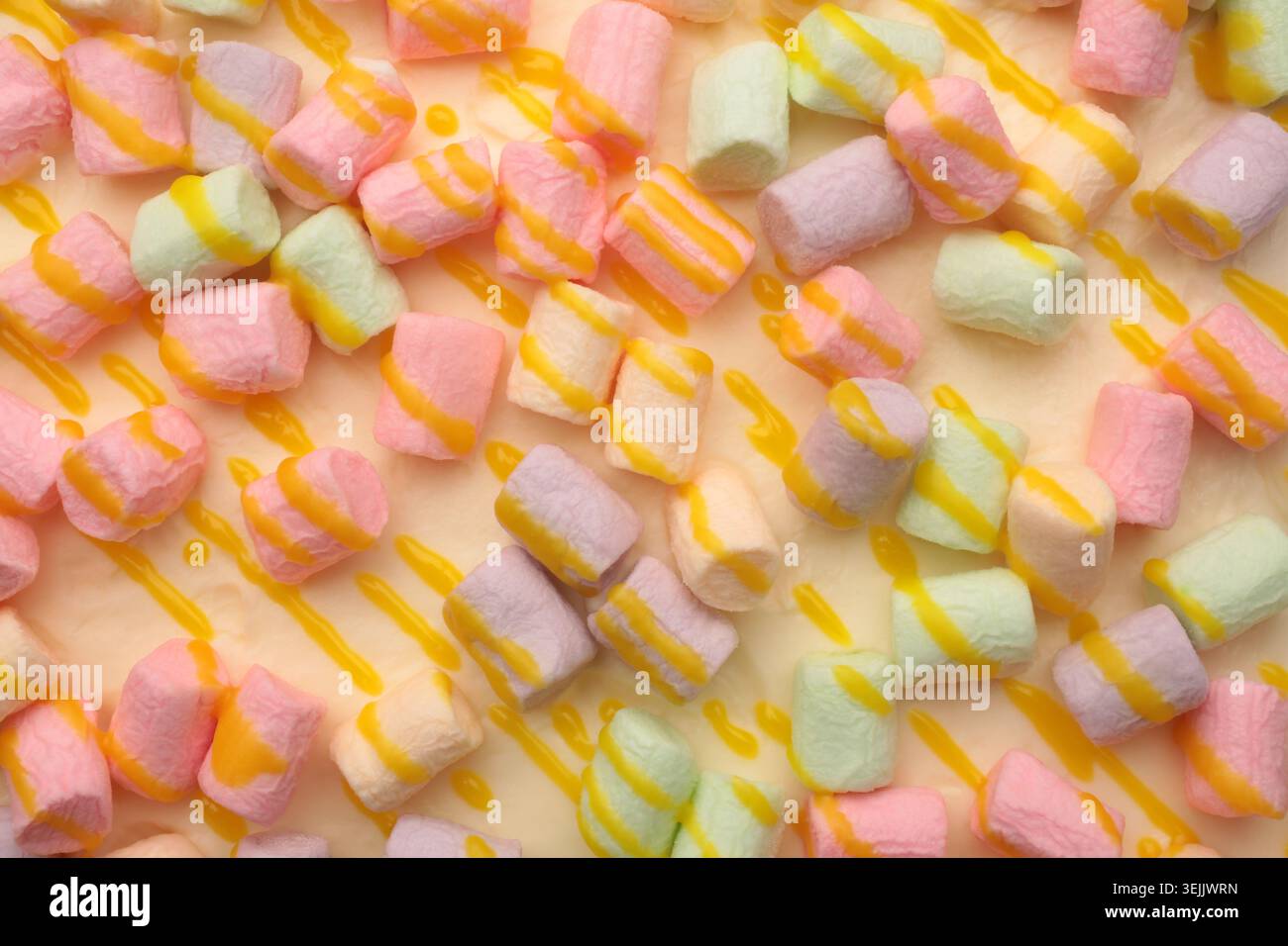 Kuchen mit mehrfarbigem Marshmallow, für Hintergründe oder Texturen Stockfoto